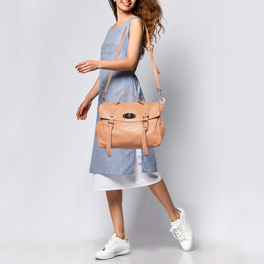 This satchel is rendered in the finest quality materials into an elegant design. Versatile and functional, it is well-sized for your daily use.

Includes: Receive with shoulder strap, Info Card
