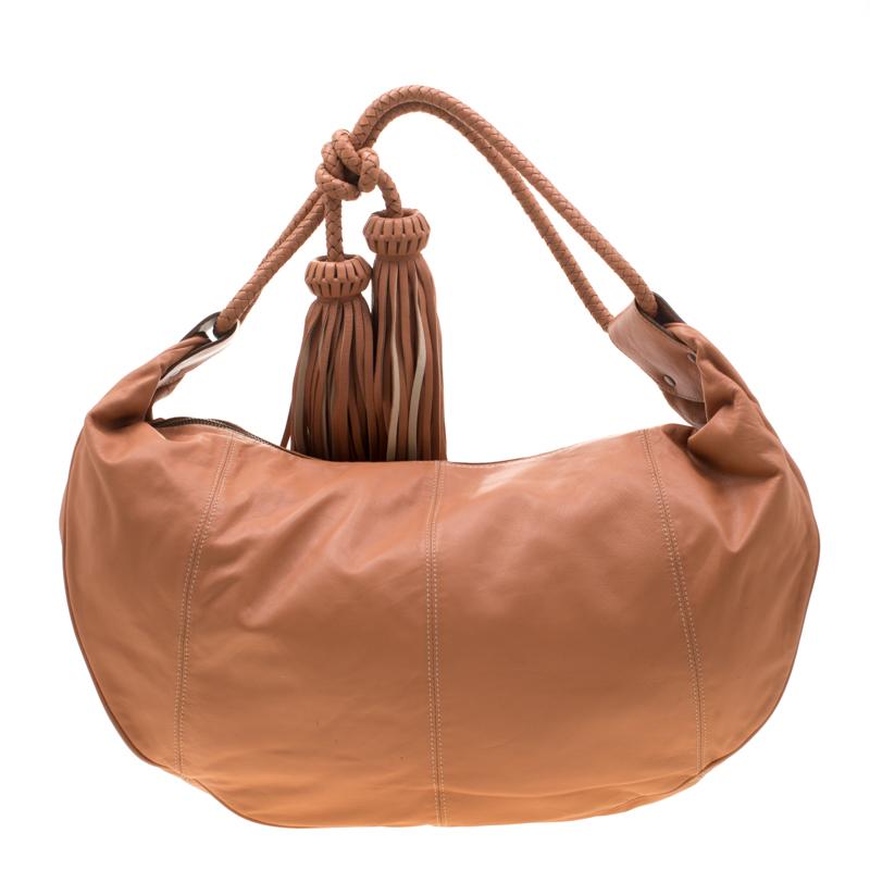 Crafted from leather, this hobo from Mulberry is designed with minimal style details but with high attention to craftsmanship so that it may assist you with durability. The spacious interior of the bag is lined with canvas and the hobo is held by