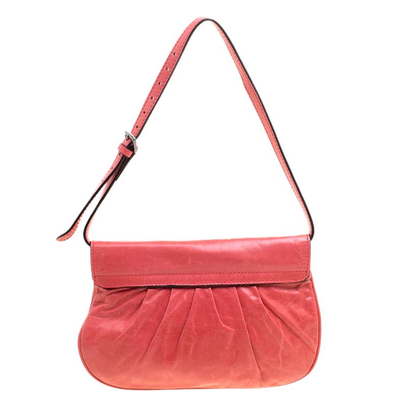 A perfect bag for the elegant ladies to hold their essentials at those day parties and events, this Mulberry Joelle Pochette is completed with a subtle style. Crafted in pink leather, this bag features pleated details through the front and the back