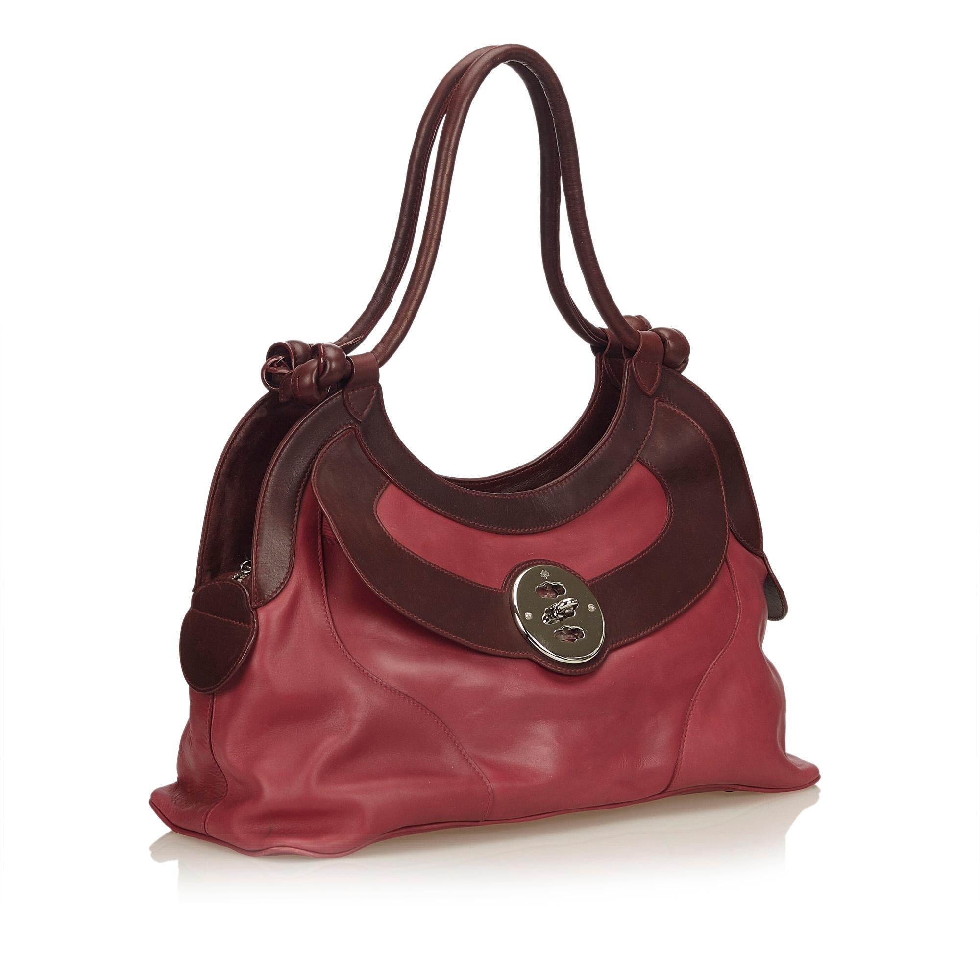 This shoulder bag features a leather body, rolled leather straps, top zip closure, exterior flap pocket with twist lock closure, and interior pockets. It carries as B+ condition rating.

Inclusions: 
Dust Bag

Dimensions:
Length: 22.00 cm
Width: