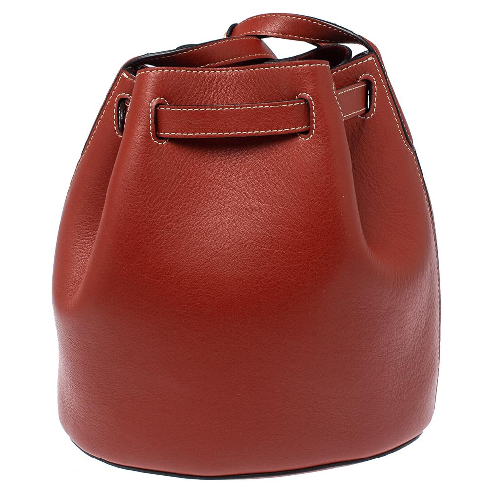 This beautifully designed bag by Mulberry is crafted from leather and comes in a lovely shade of red. This Tyndale bag has a lovely bucket silhouette and features a drawstring strap with turn-lock closure. The suede interior is spacious while the