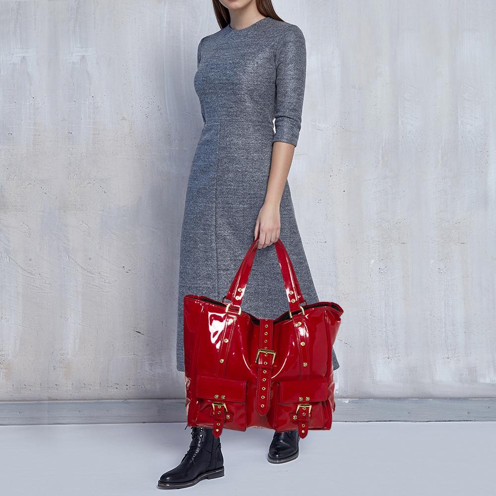Created in patent leather, this Mulberry Roxanne tote is an ideal everyday choice. The canvas-lined interior of this bag is sized to hold all your basics comfortably. The red exterior is detailed with flap pockets and the main compartment is secured