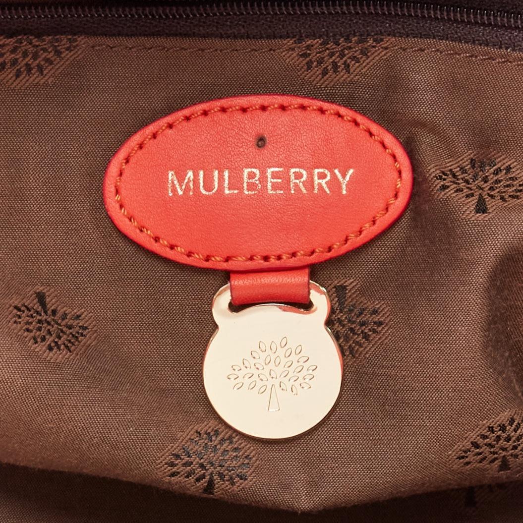 MULBERRY Shadow Maisie Clipper Rote geprägte Reisetasche aus Leder mit geprägtem Lederbezug im Angebot 5