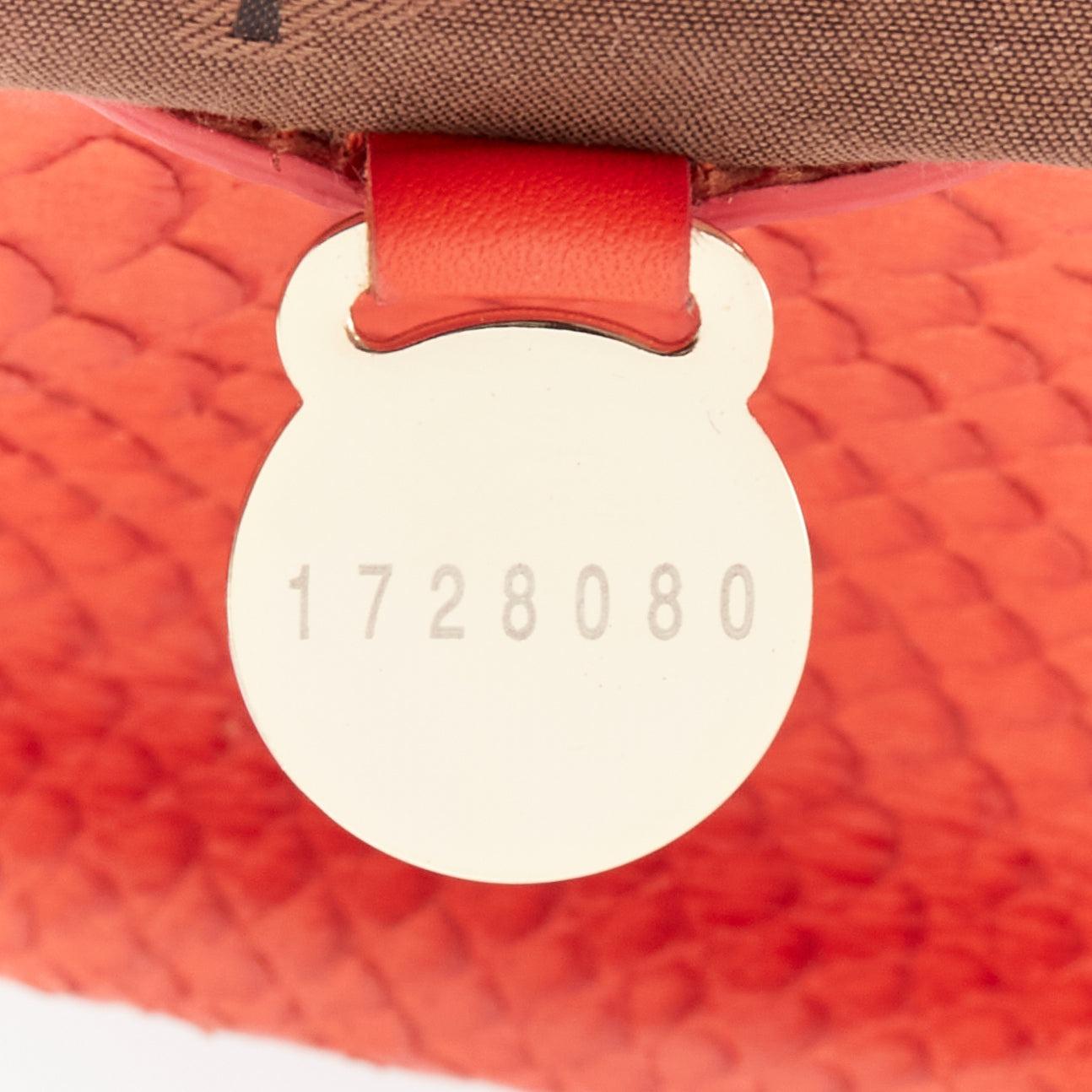 MULBERRY Shadow Maisie Clipper Rote geprägte Reisetasche aus Leder mit geprägtem Lederbezug im Angebot 6