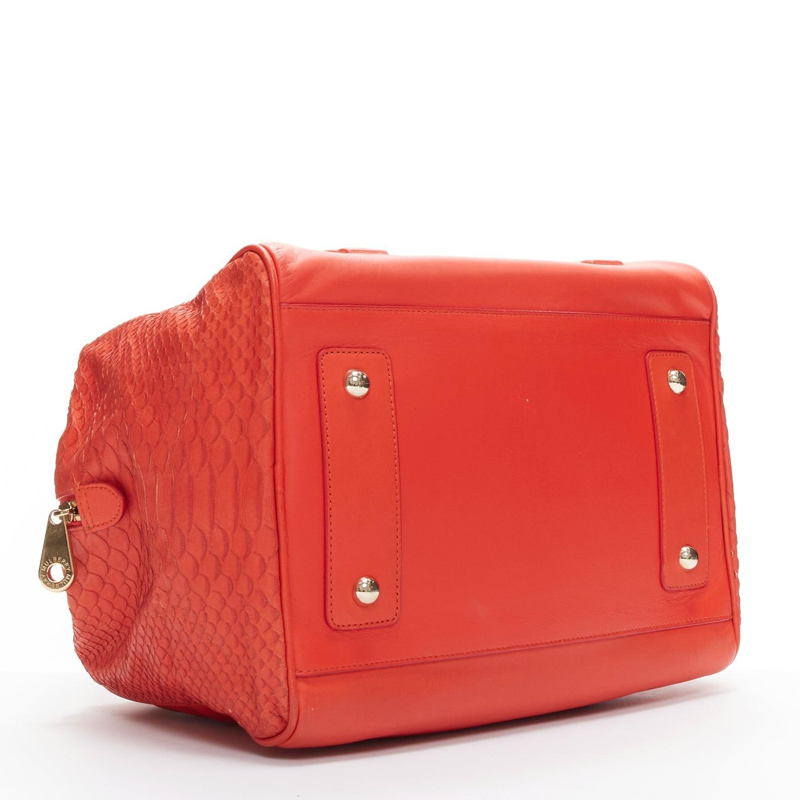 MULBERRY Shadow Maisie Clipper Rote geprägte Reisetasche aus Leder mit geprägtem Lederbezug im Angebot 1
