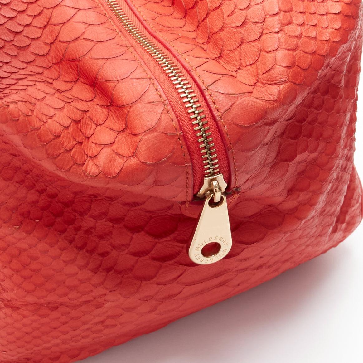MULBERRY Shadow Maisie Clipper Rote geprägte Reisetasche aus Leder mit geprägtem Lederbezug im Angebot 3