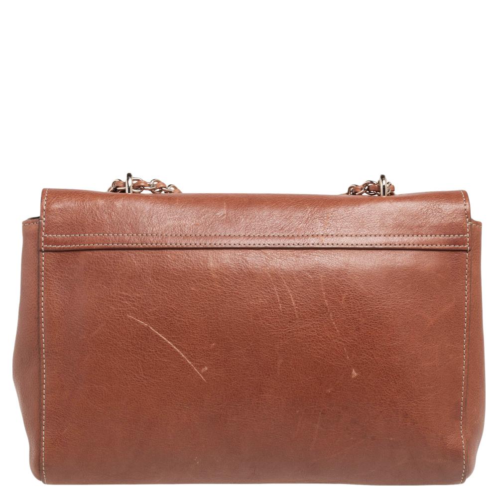 This Mulberry leather Lily shoulder bag is effortlessly elegant and will match any outfit. It features a chain strap and a smooth tan leather exterior. The popular post-man lock-in gold-tone hardware sits at the front on the flap. The spacious