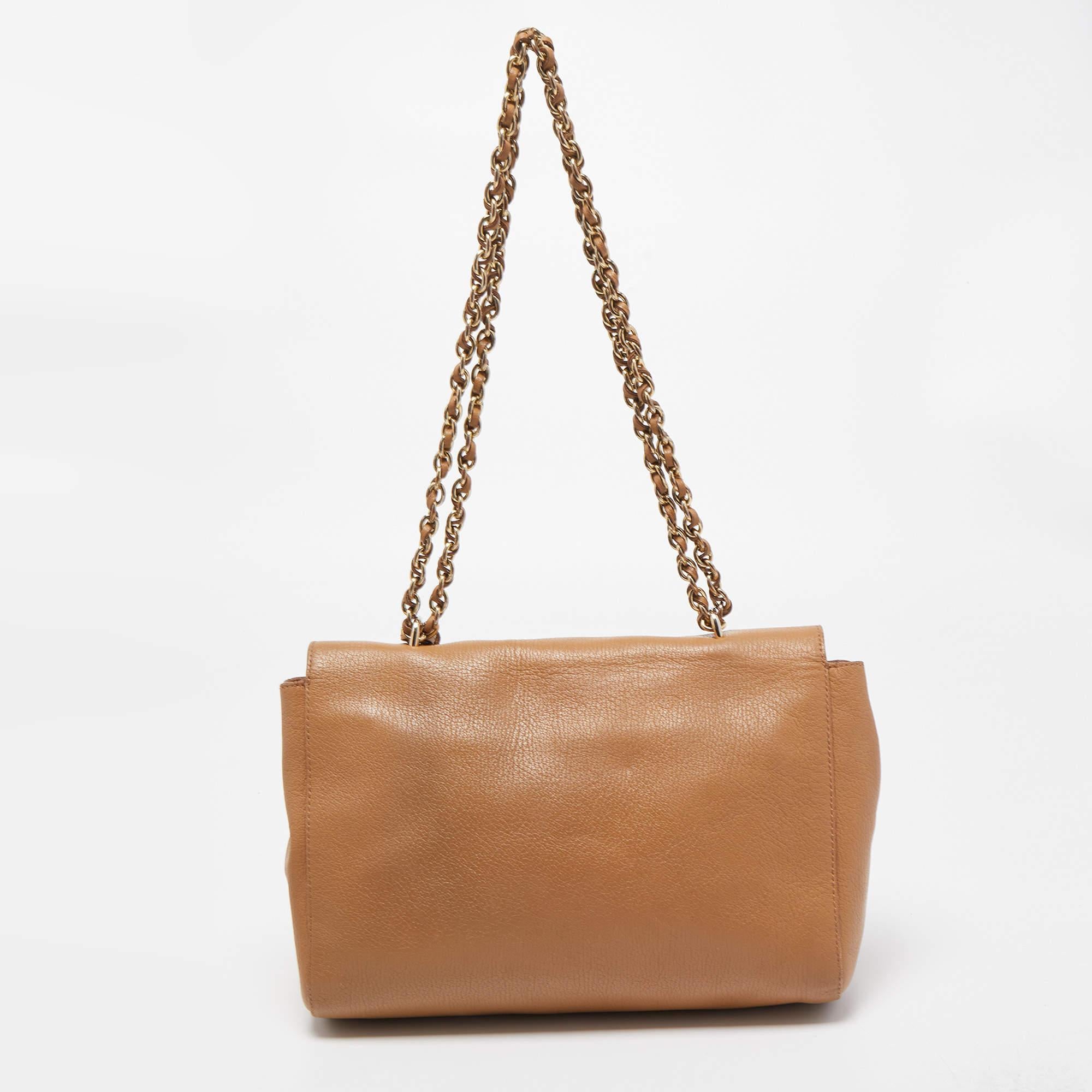 This Mulberry Lily bag is lovely. Crafted from leather, the tan bag comes with a chain and leather woven strap, a postman's lock on the flap, and a suede-lined interior. It is ideal for everyday use.

