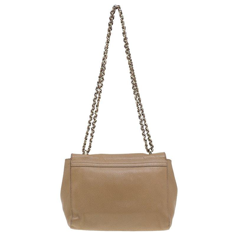 This Mulberry leather Lily shoulder bag is effortlessly elegant, and will match any outfit. It features a woven leather, and chain strap, and a smooth tan leather exterior. The popular post-man lock in gold-tone hardware sits at the front on the