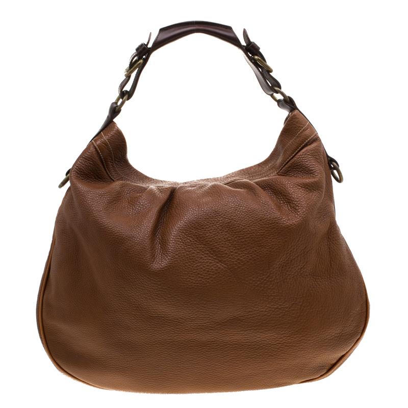 Stunning to look at and durable enough to accompany you wherever you go, this Mulberry hobo is a joy to own! This tan Mitzy is crafted from leather, and styled with a top handle, and a perfectly sized fabric interior to carry your