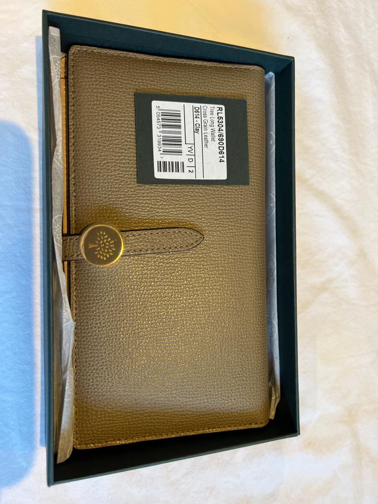Mulberry Tree Long Wallet in Clay Cross Grain Leather, Original Box, Unused In Excellent Condition For Sale In Markington, GB