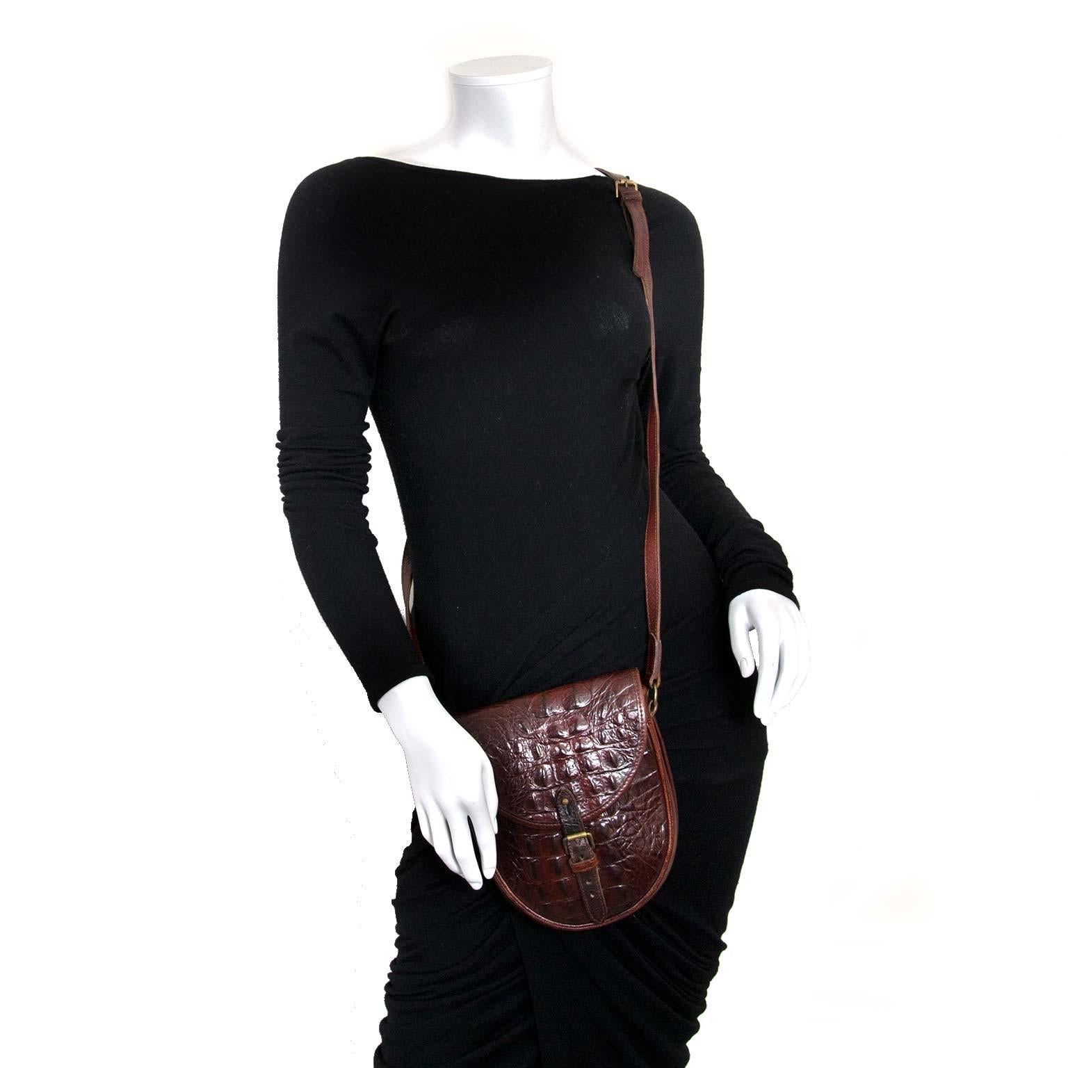Good preloved condition

Mulberry Vintage Crocodile Embossed Crossbody Bag

This gorgeous Mulberry bag is crafted in crocodile-textured leather and features aged gold-toned hardware. 
The bag has an adjustable crossbody strap, perfect for hands-free