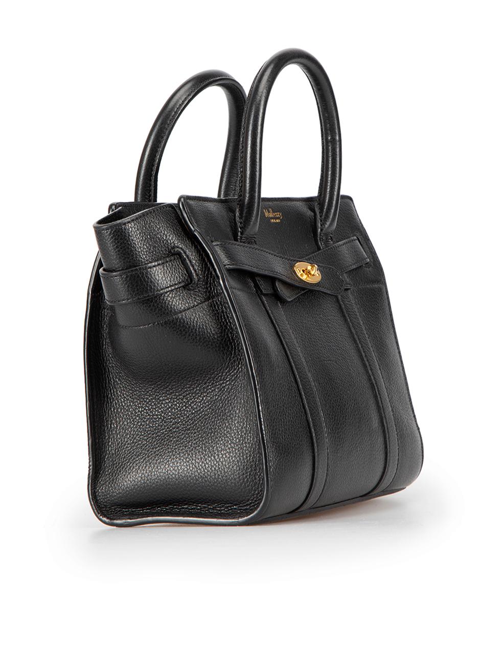 CONDITION is Very good. Minimal wear to bag is evident. Minimal wear to the shoulder strap base loops with loosening of the stitching and the zip handle has come undone on this used Mulberry designer resale item.



Details


Black

Leather

Small