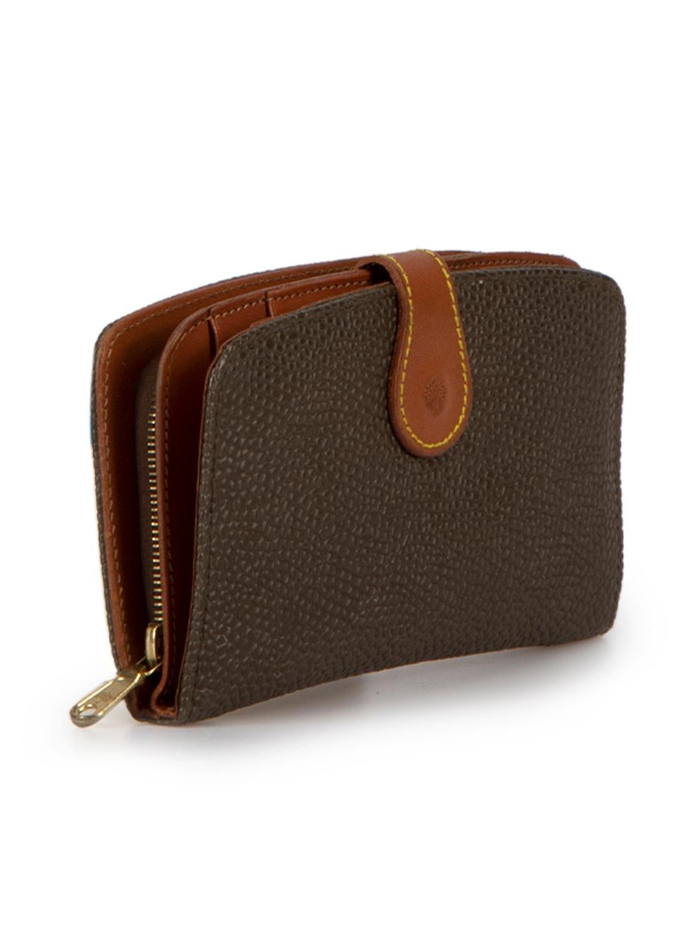 CONDITION is Very good. Minimal wear to purse is evident. Minimal wear to the zip hardware with tarnishing and small scuffs to the lining on this used Mulberry designer resale item. 



Details


Brown

Leather

Bi-fold wallet

Scotchgrain

Snap