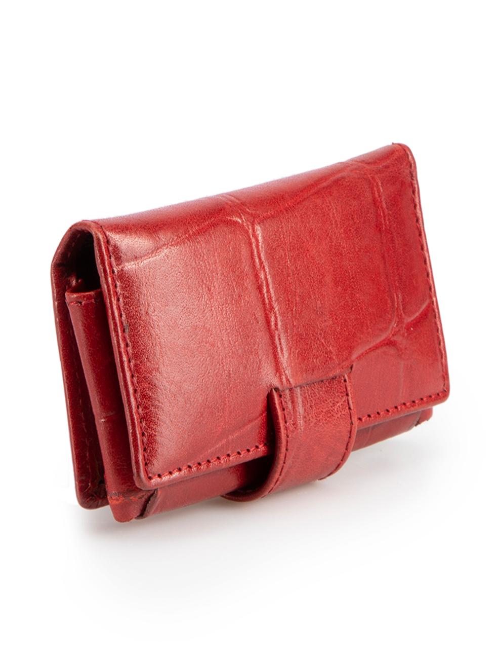 CONDITION is Very good. Minimal wear to case is evident. Minimal wear to the corners with scuff marks and a dark mark to the front on this used Mulberry designer resale item.



Details


Red

Croc embossed leather

Lipstick holder

Snap button