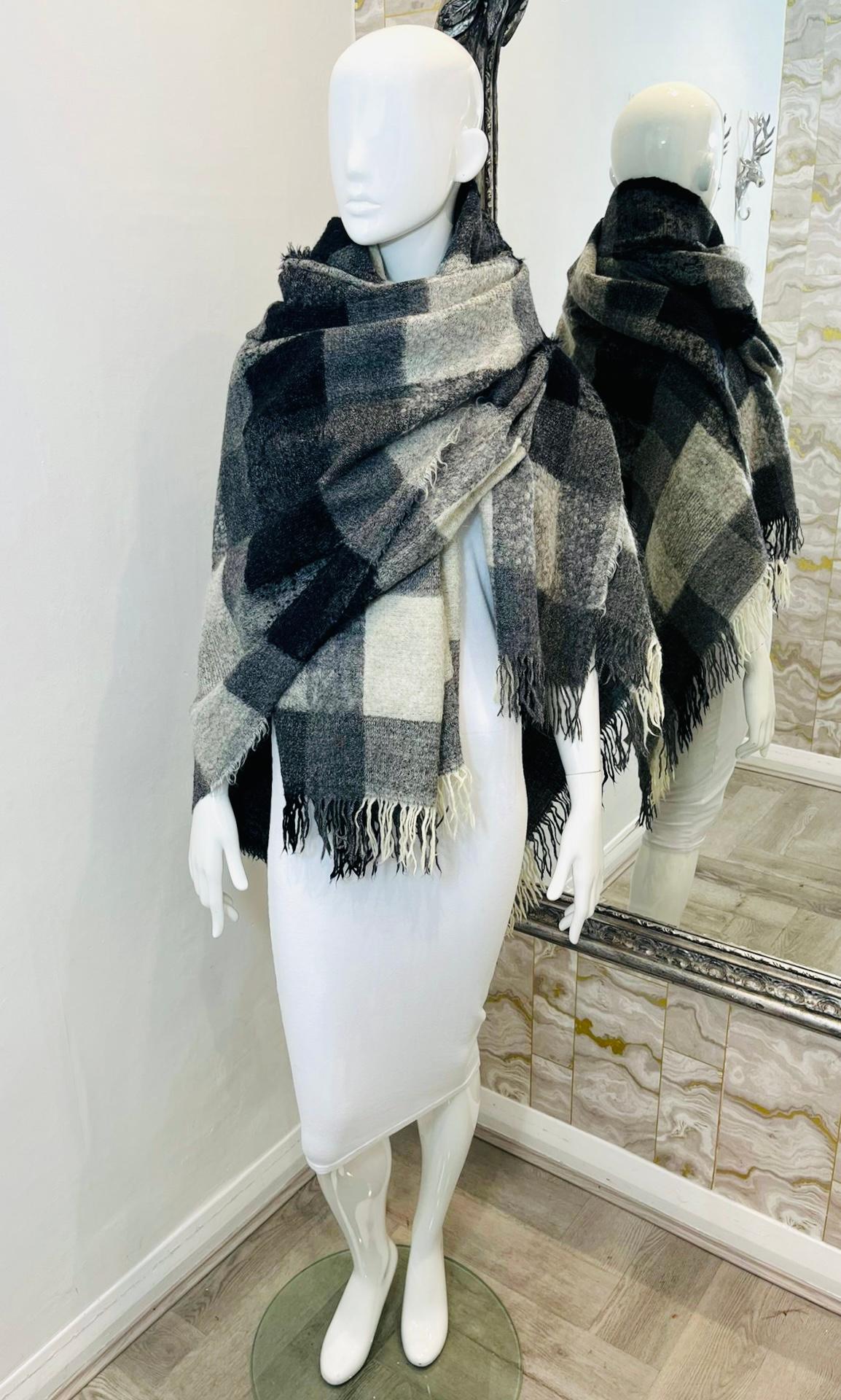 Mulberry Wool & Mohair Checked Shawl/Wrap

Large shawl designed with check pattern in white, black and grey.

Detailed with fringing at both sides.

Size – 212/214cm

Condition – Very Good

Composition – 70% Wool, 25% Mohair, 5% Nylon