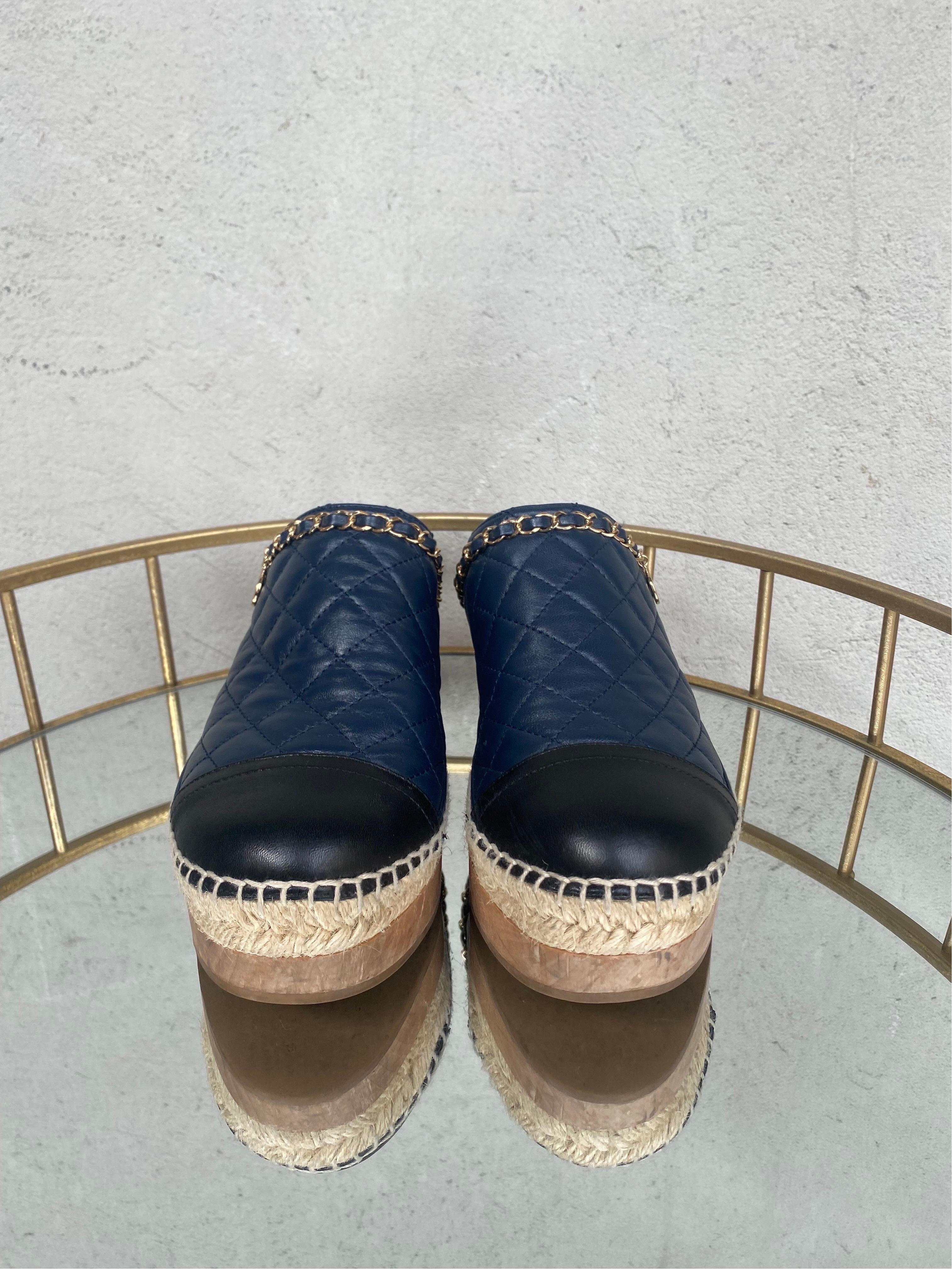 two-tone Chanel clogs in navy blue and black. With golden chain and Chanel logo.
Matelassé leather.
Number 39. Sole 25cm
6cm heel, 4cm platform.
In very good condition, shows signs of normal use.