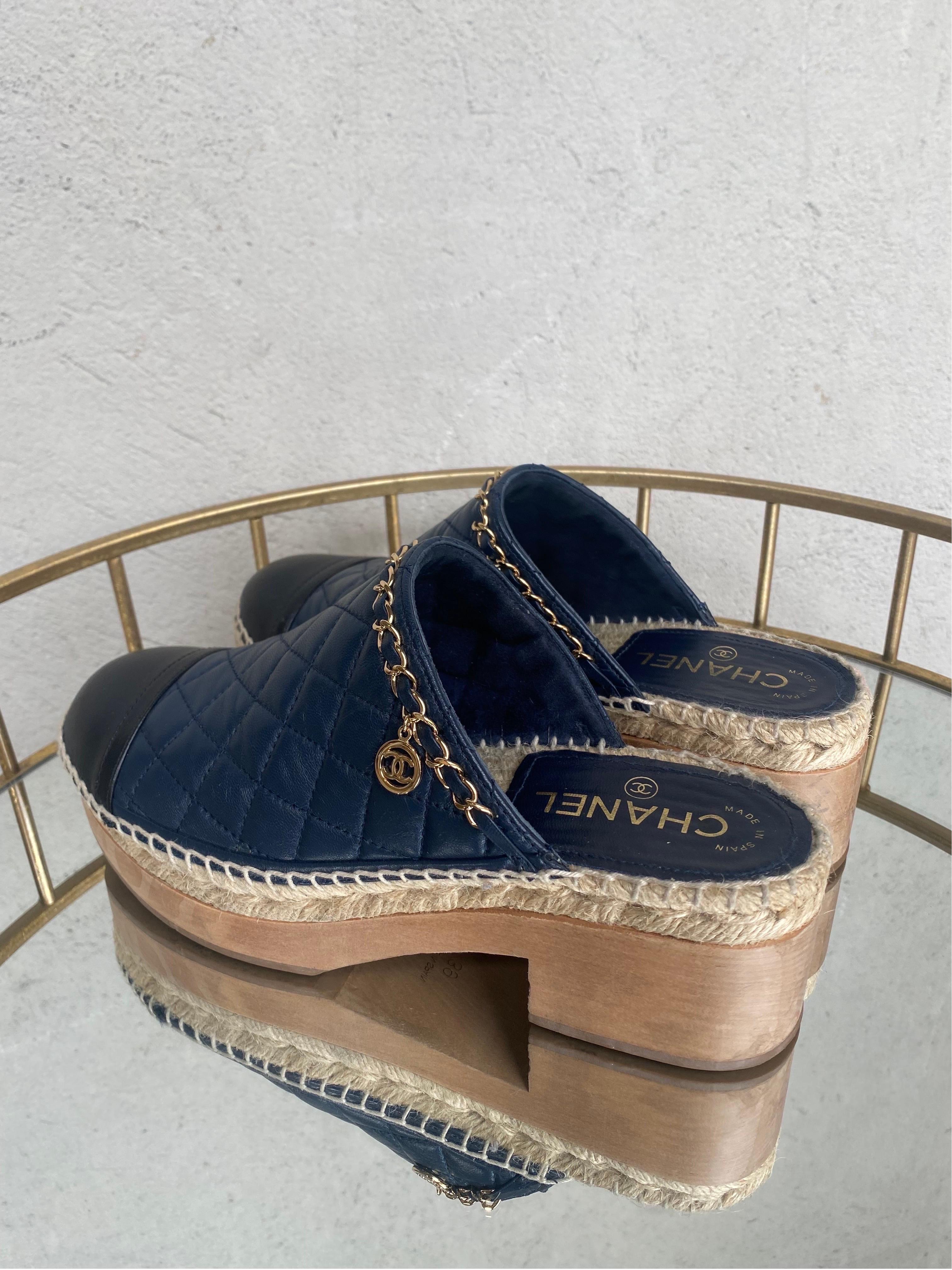Mules clogs Chanel In Excellent Condition In Carnate, IT