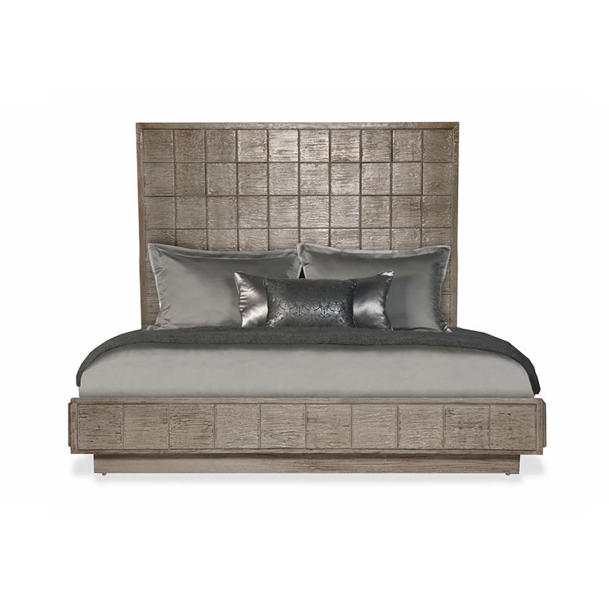 Das dramatische und äußerst raffinierte Mulholland-Bett ist ein klassisches Stück mit modernem, rustikalem Charme. Das hölzerne Kopfteil und die Plattform sind aus einzeln handgefertigten und platzierten quadratischen Holzplatten gefertigt. Das Bett