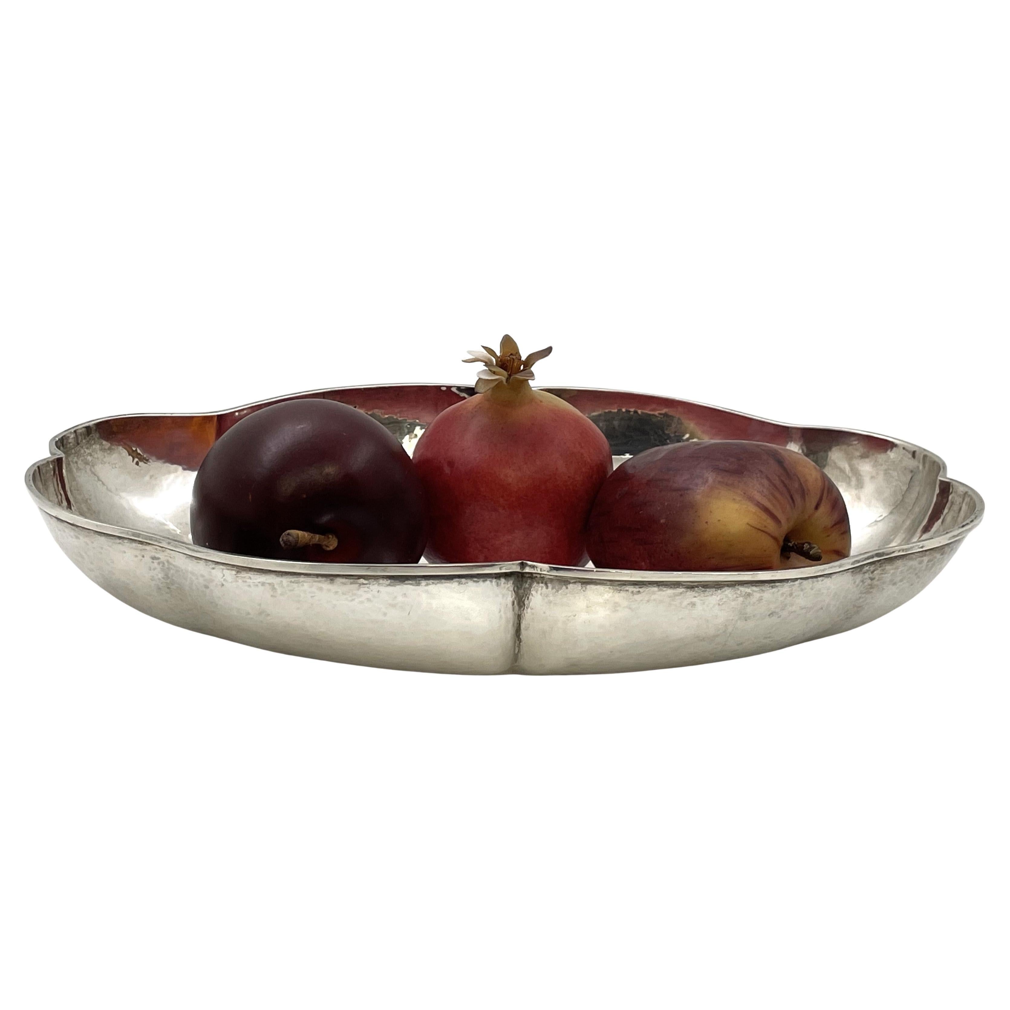 Bol de centre de table martelé en argent sterling de style Arts & Crafts de Mulholland