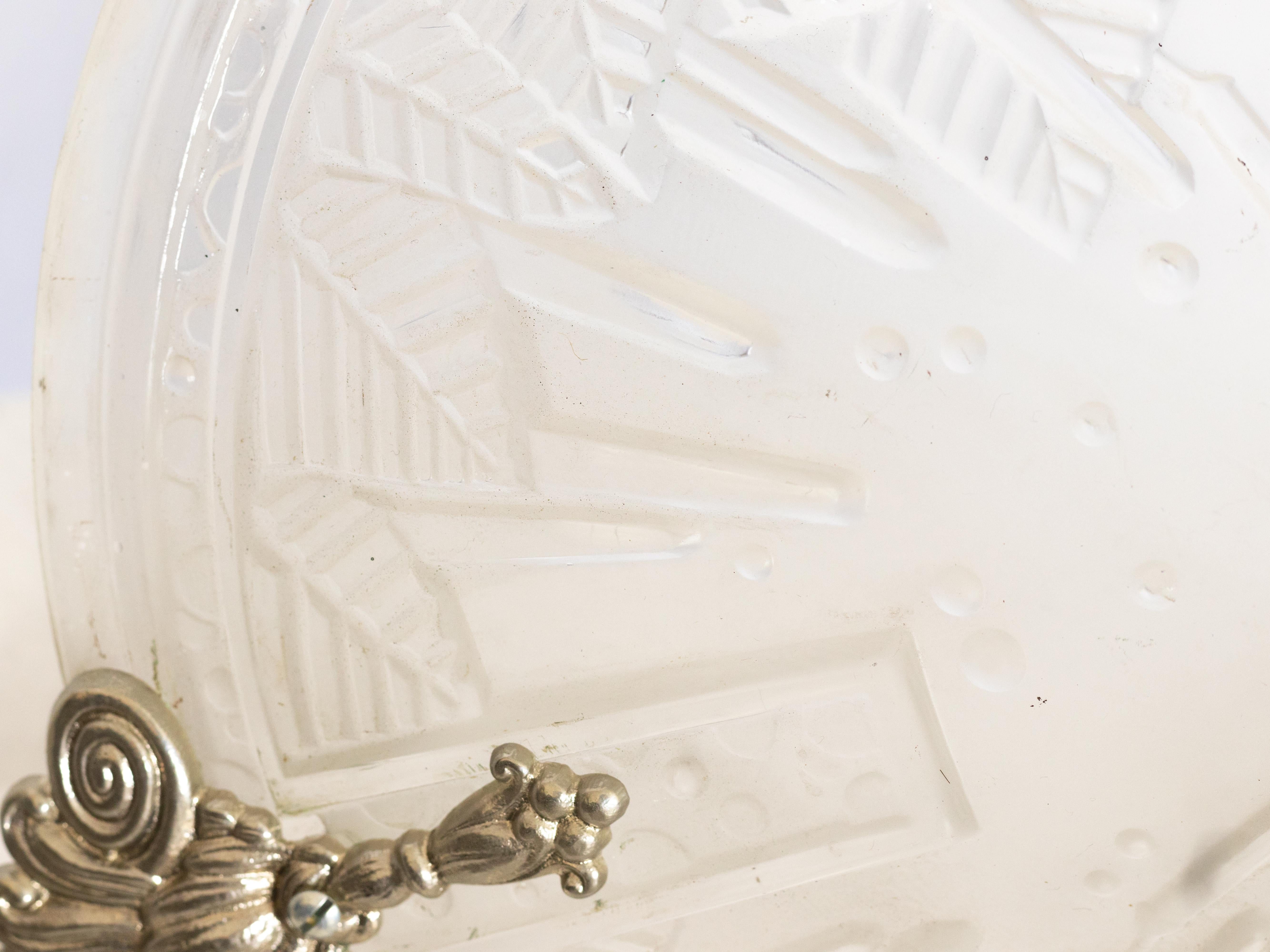 Francese Lampada da soffitto in vetro bianco Art Deco di Muller, 20° secolo in vendita