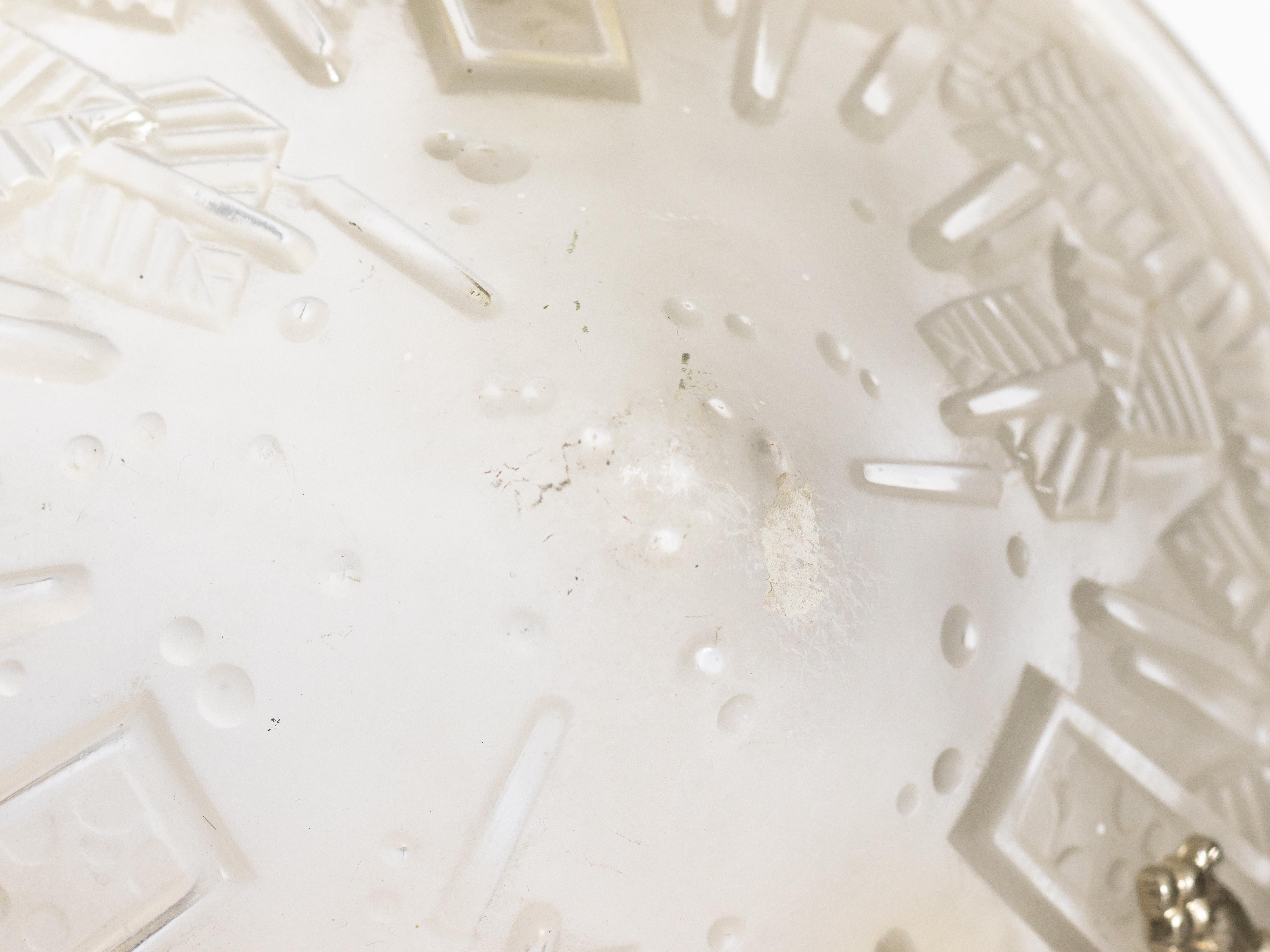 Patinato Lampada da soffitto in vetro bianco Art Deco di Muller, 20° secolo in vendita