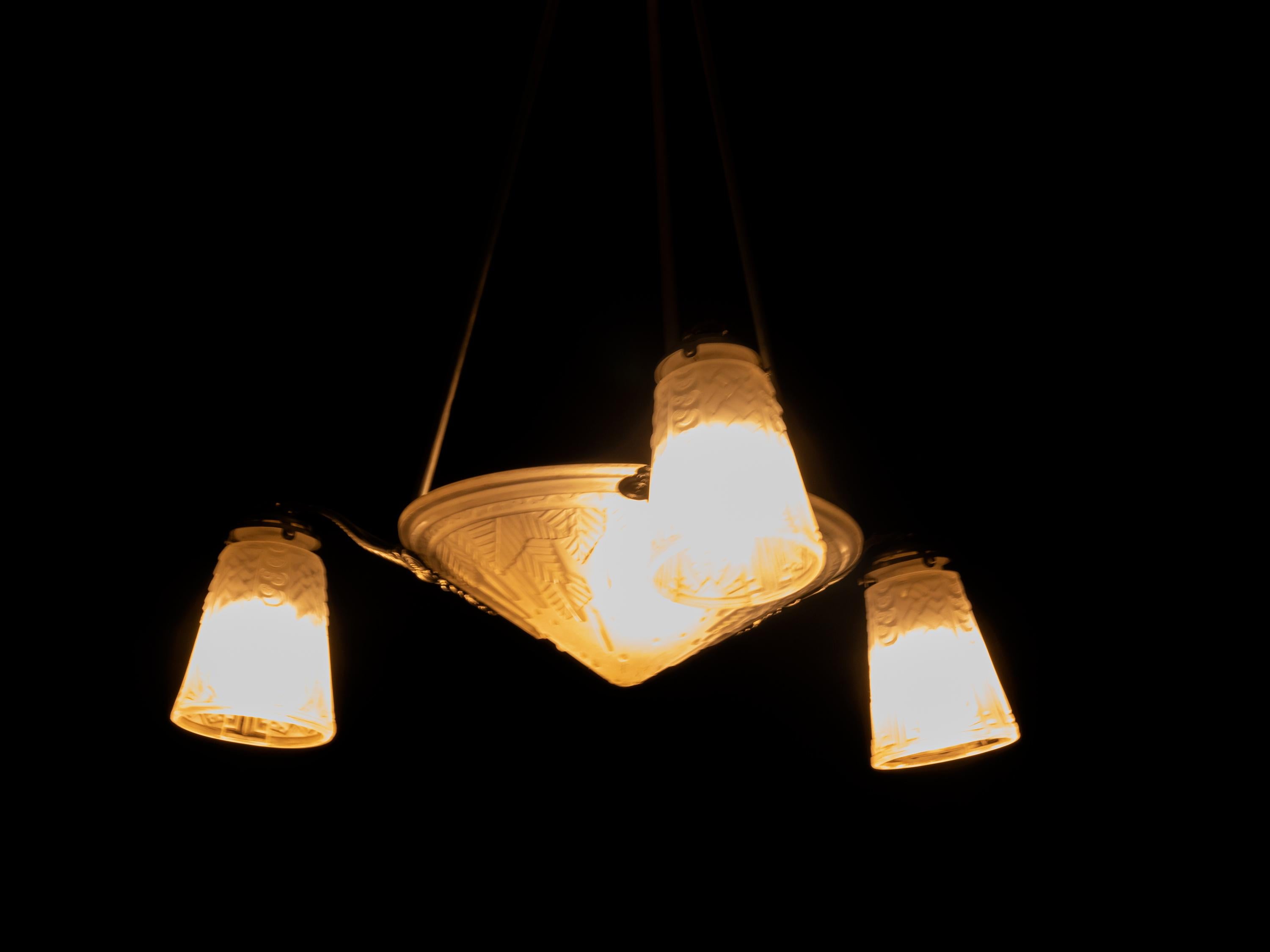 Lampada da soffitto in vetro bianco Art Deco di Muller, 20° secolo in vendita 1