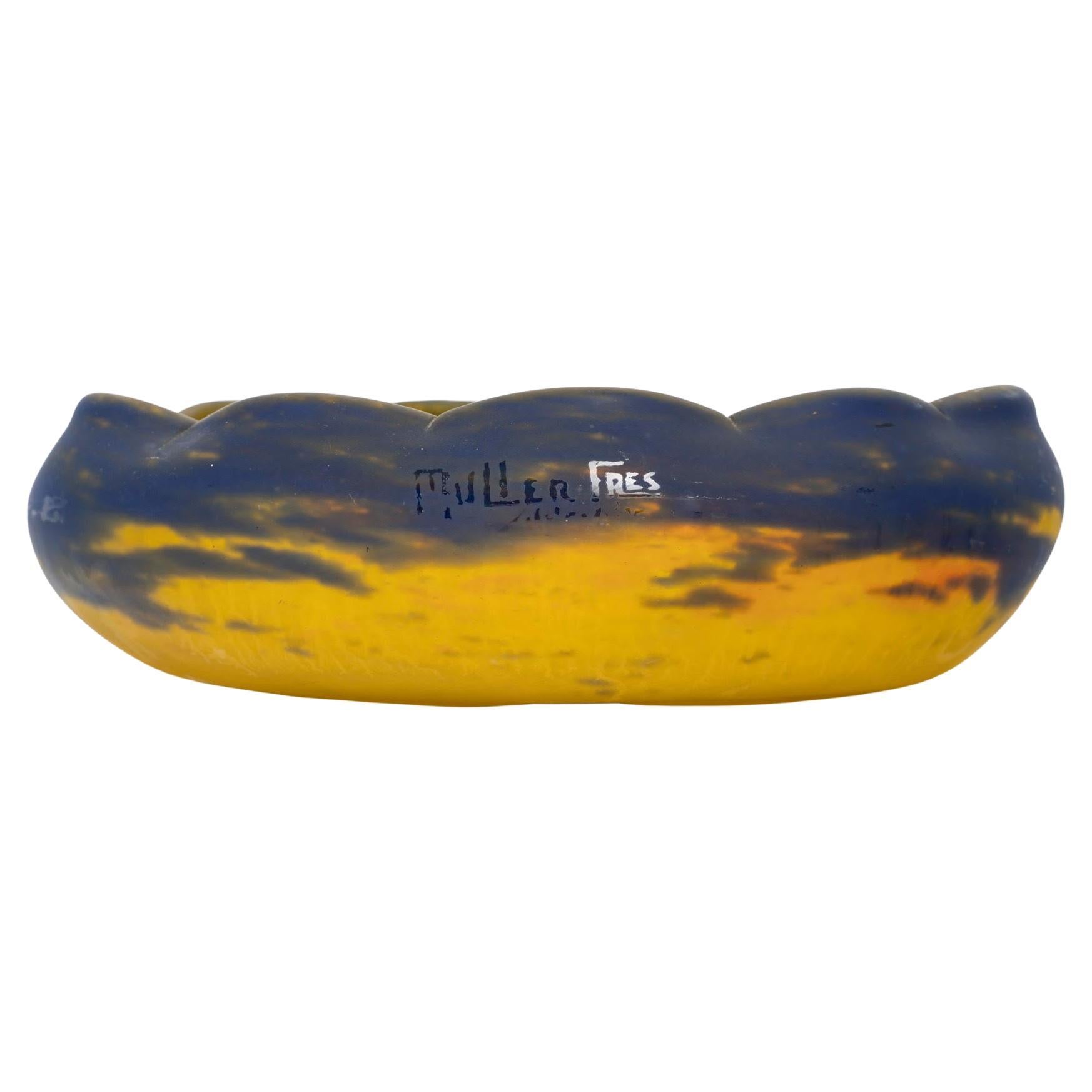 Ciotola in vetro I. Muller Frère, 1900, Art Nouveau.

Ciotola per pasta di vetro I. Muller Frère, 1900, Art Nouveau.
H: 7cm, P: 24cm