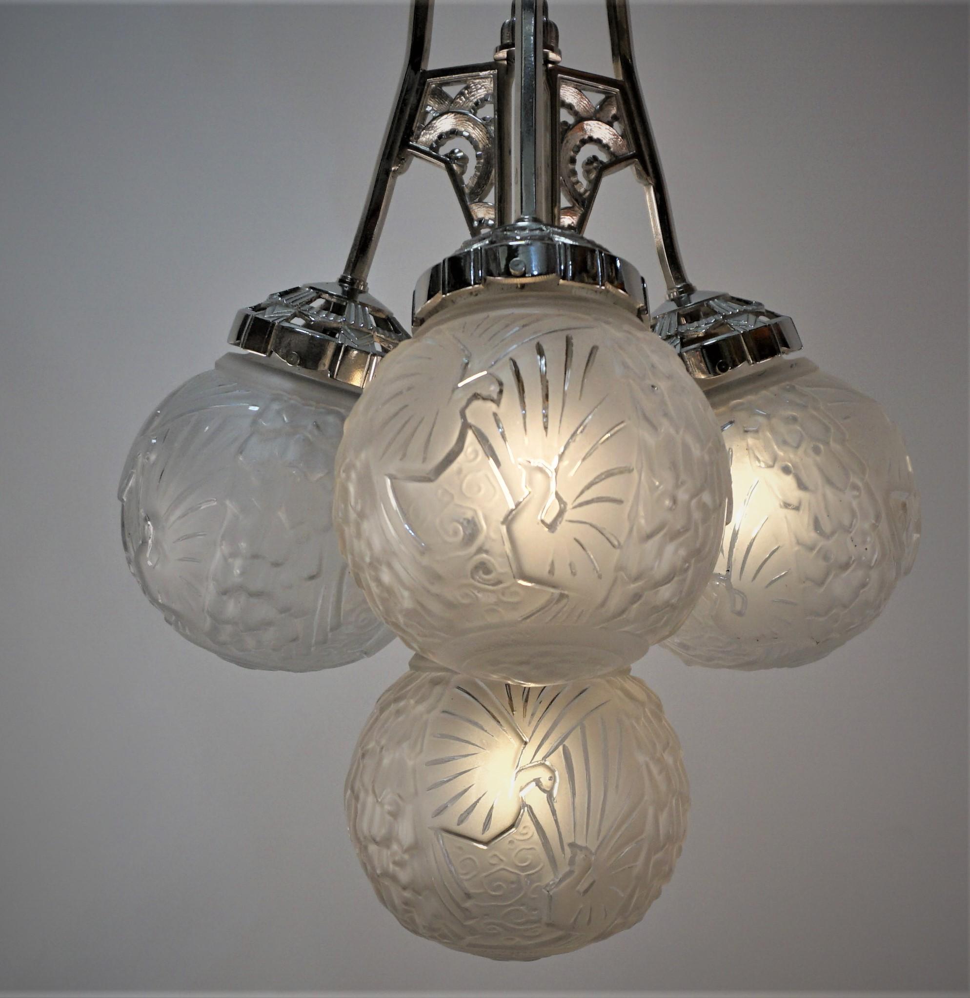 Roud geometric glass globes with etched peacocks and beautiful polished nickel on bronze frame.
Four lights 100 watts light bulbs (included)
Professionally rewired and ready for installation.
