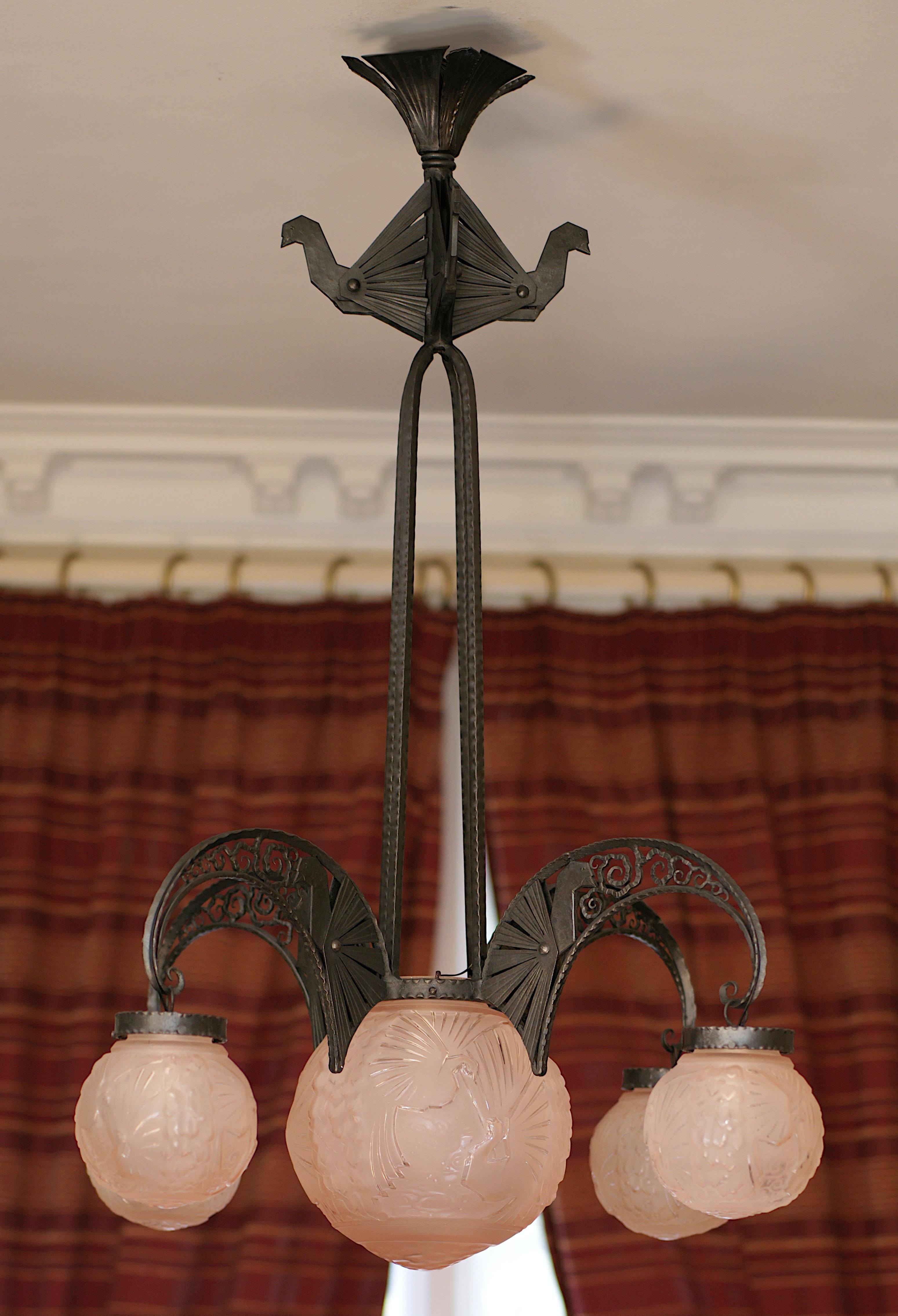 Francese Muller Freres & Andre Kovacs Grande lampadario francese Art Déco rosa, 1920 in vendita
