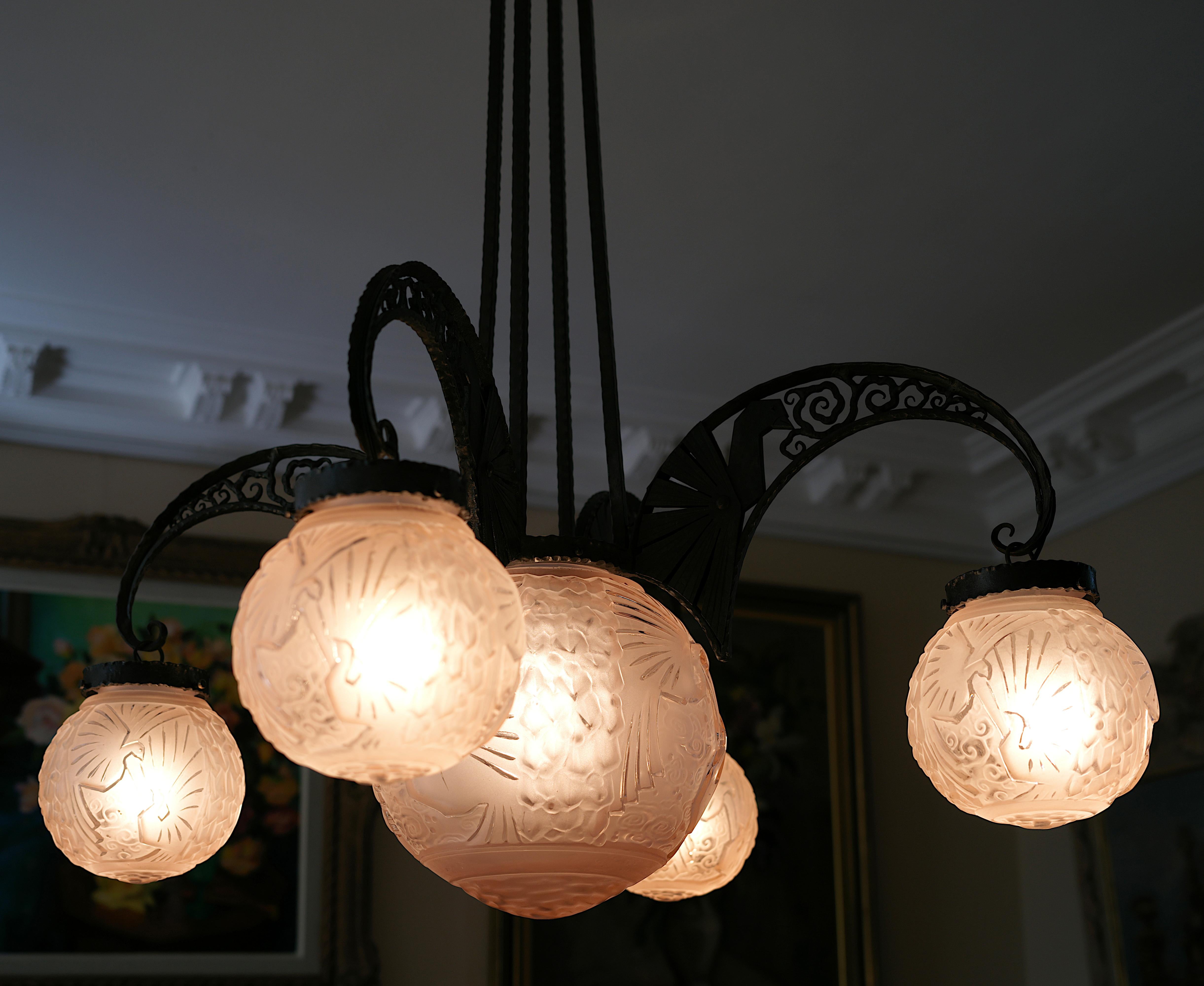 Muller Freres & Andre Kovacs Grande lampadario francese Art Déco rosa, 1920 In condizioni buone in vendita a Saint-Amans-des-Cots, FR