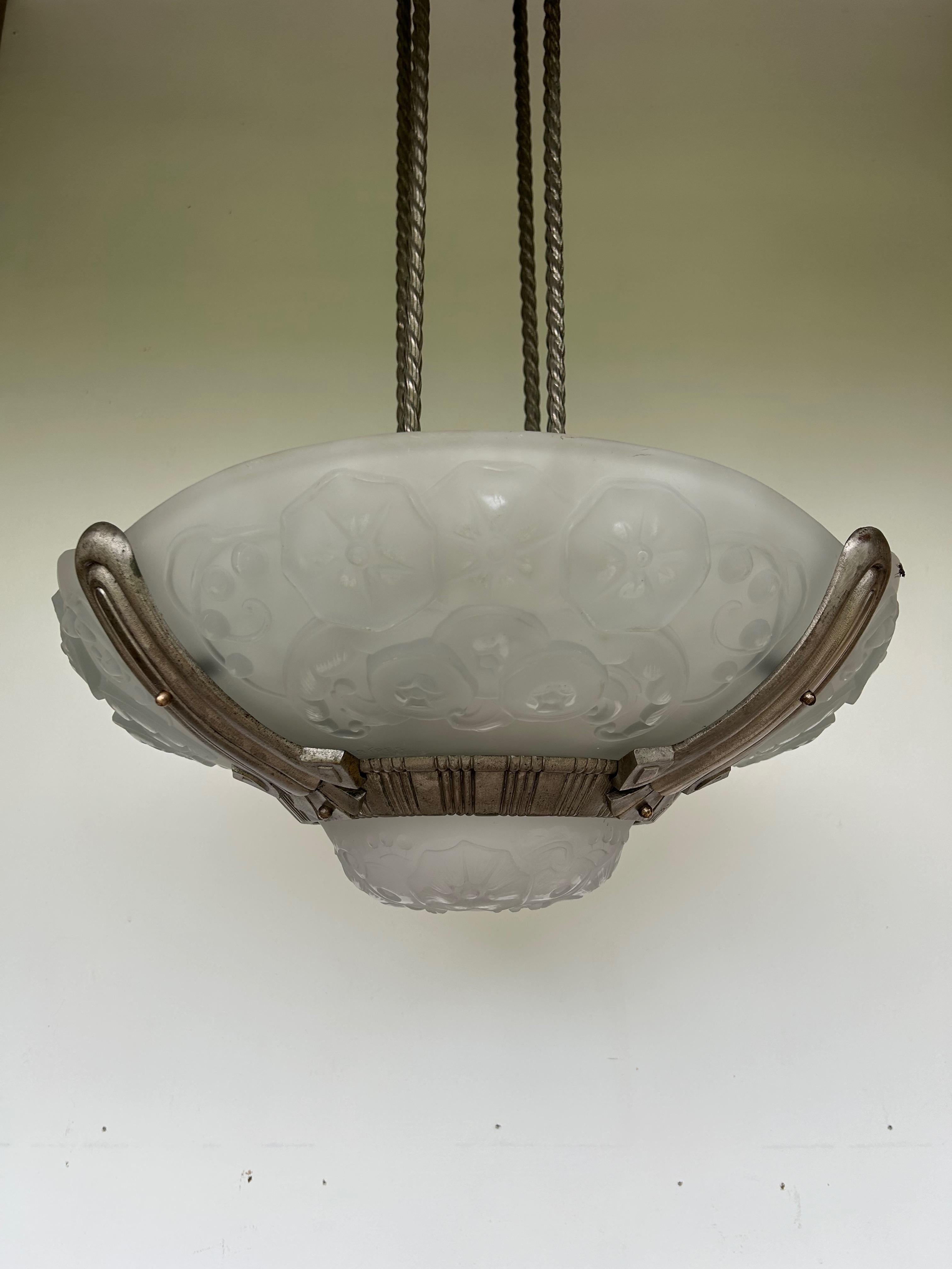 Muller Frères, chandelier with 4 plates and central bowl.
Floral decor.
Silvered bronze frame.
Electrified. E14 socket. 5 lights.
In perfect condition
Height: 85cm
Diameter: 52cm
Weight: 20 Kg

The Muller brothers, founders of the Muller Frères