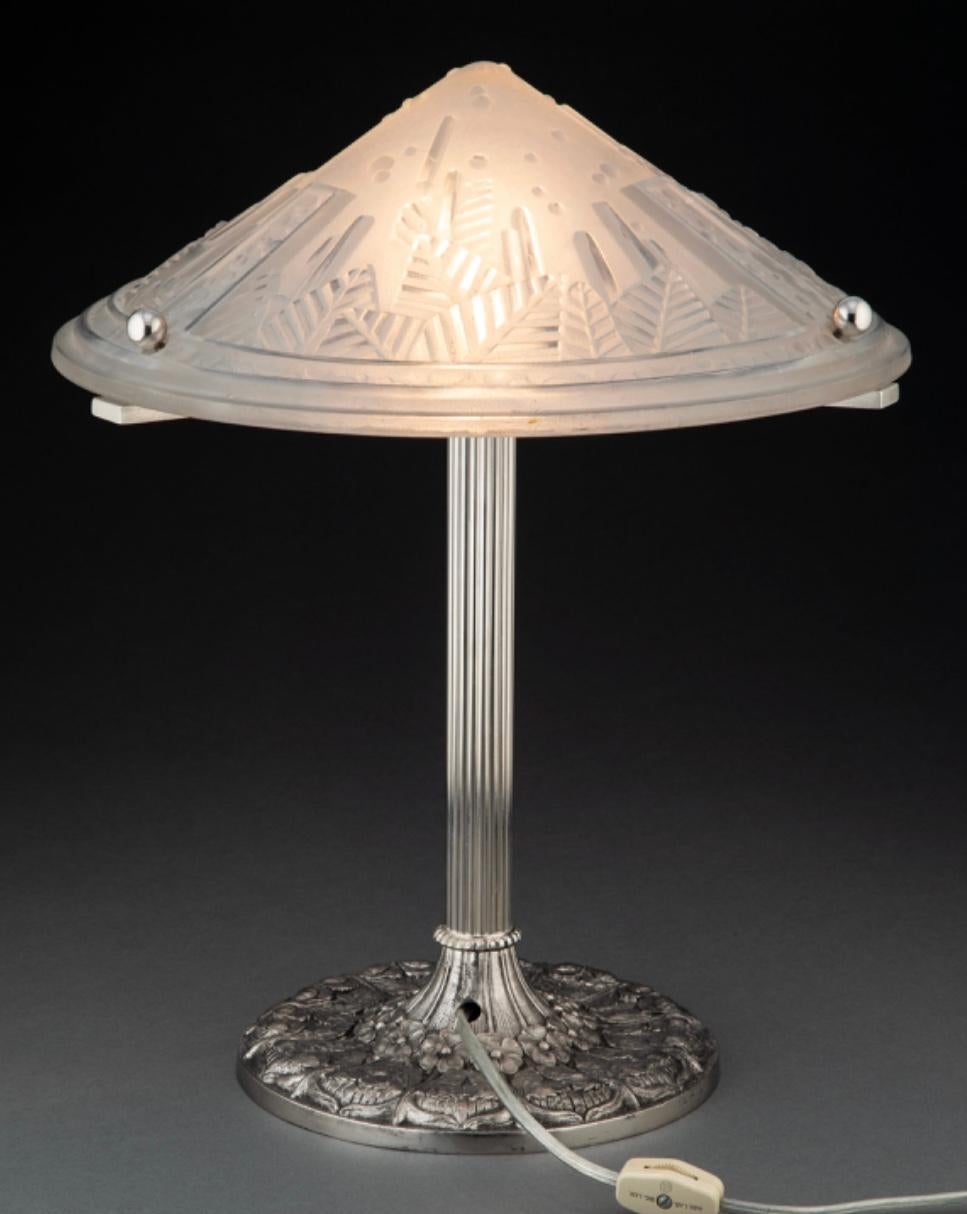 Pantalla de cristal Art Déco de Muller Frères en una caja de Edward Miller & Co. Base de lámpara de mesa de metal plateado, circa 1925
Marcas a la sombra: MULLER FRES LUNÉVILLE
Marcas en la base: EM & Co. 1161
Altura: 15,25 (39 cm)
Diámetro:  31,1