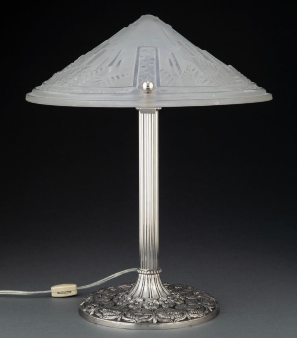 French Muller Frères Art Deco Glass Shade on an Edward Miller & Co. Silvered Metal Tabl For Sale