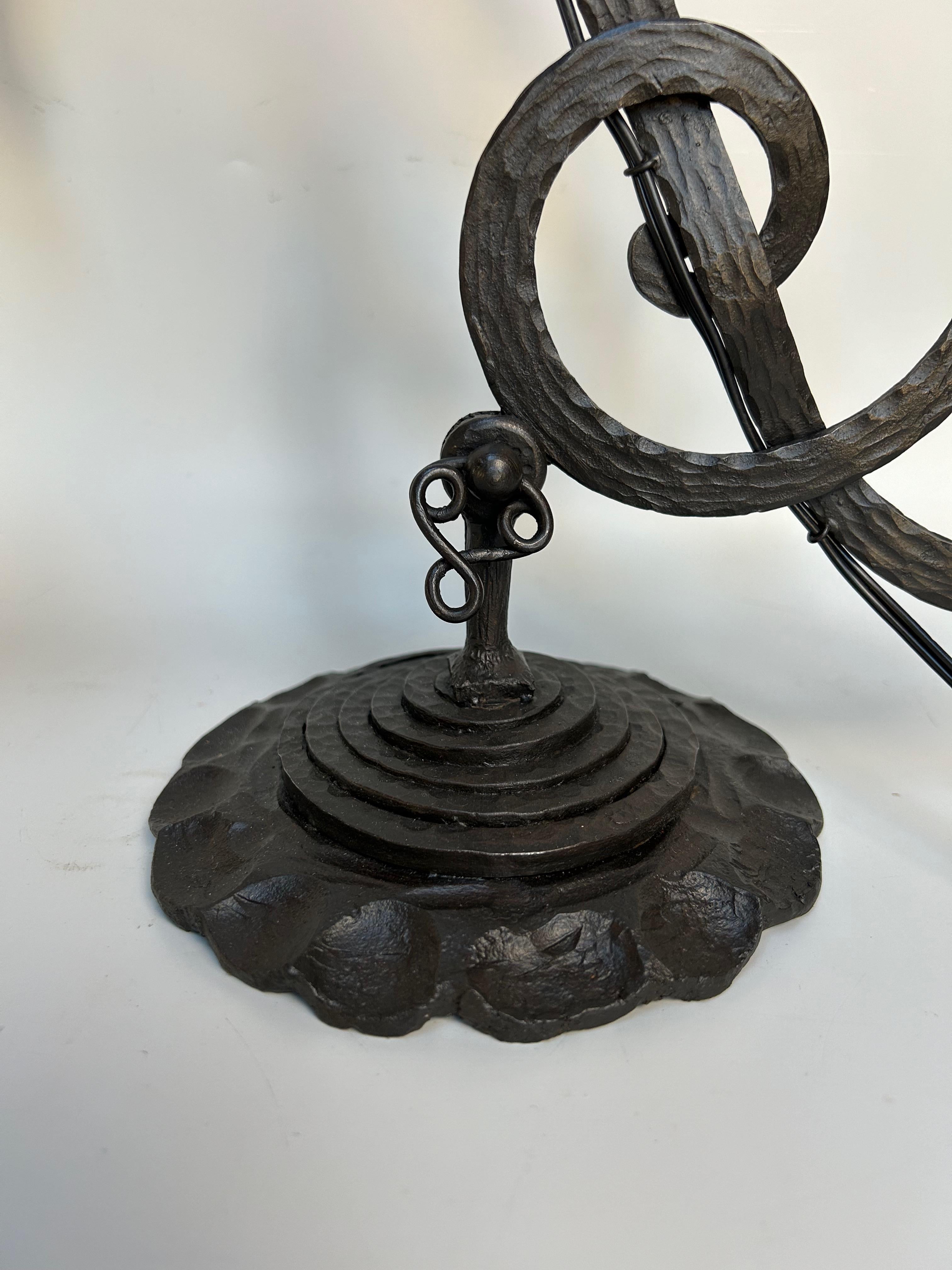 Lámpara Art Déco circa 1925.
Base de hierro forjado que representa una clave de sol, estampada 