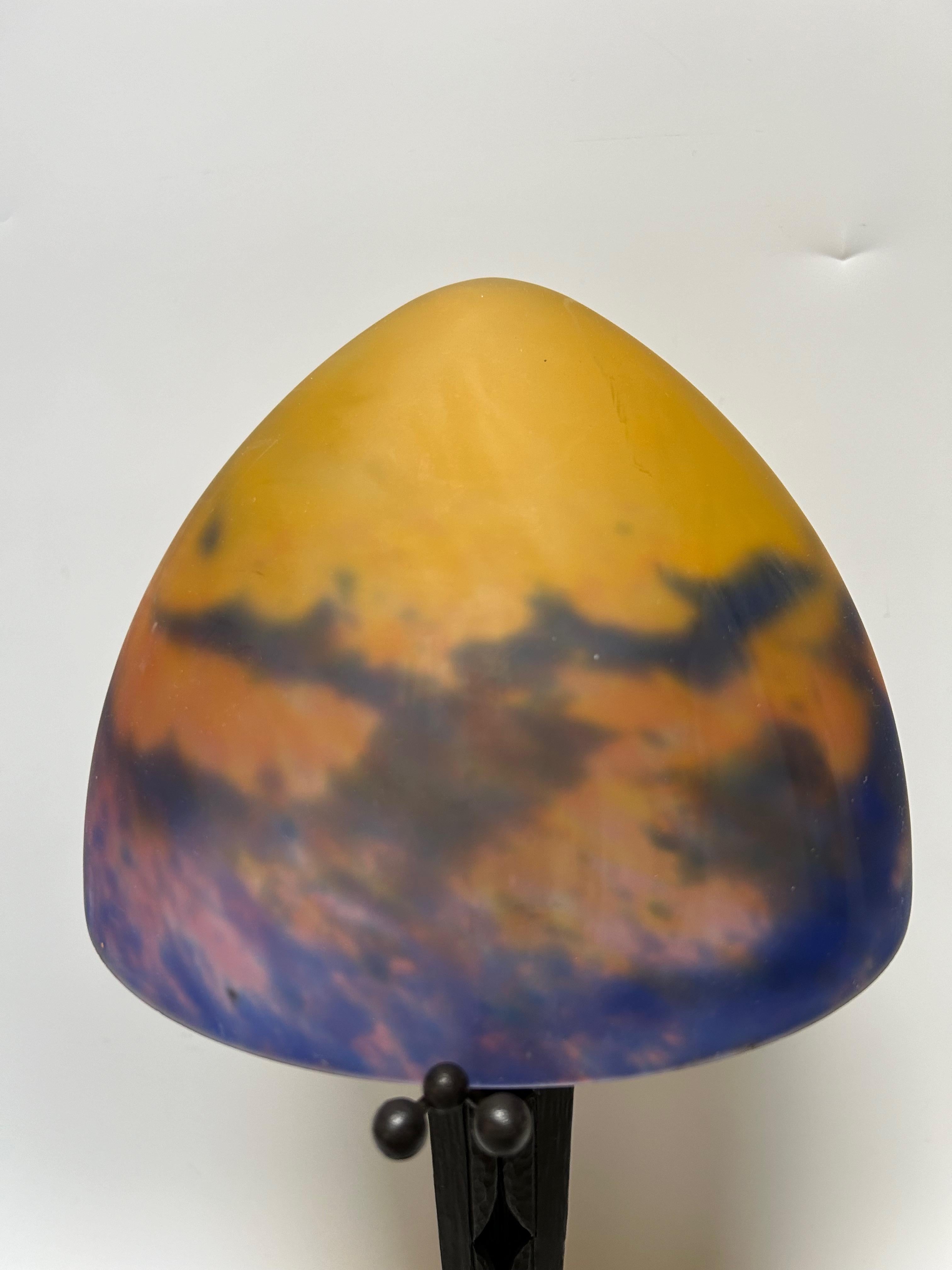 Muller Frères art deco lamp circa 1925.
Glass paste shell signed Muller Frères Luneville.
Wrought iron base.
Electrified and in perfect condition.

Total height: 43.5 cm
Shell diameter: 22 cm
Weight: 3 Kg

The Muller brothers, founders of the Muller