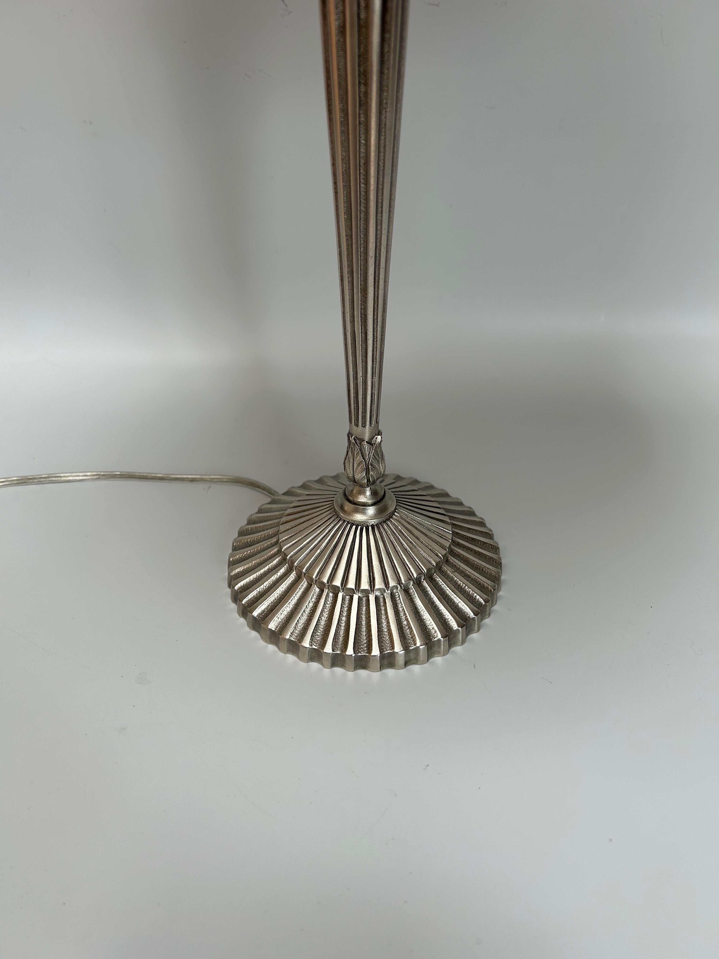 Muller Frères Art Deco lamp circa 1930.
Silver-plated bronze base.
Pressed molded glass bowl, leaf decoration. Signed Muller Frères Luneville.
In perfect condition.
Electric, E14 socket.

Height: 41 cm
Base diameter: 11.5 cm
Glass diameter: 31