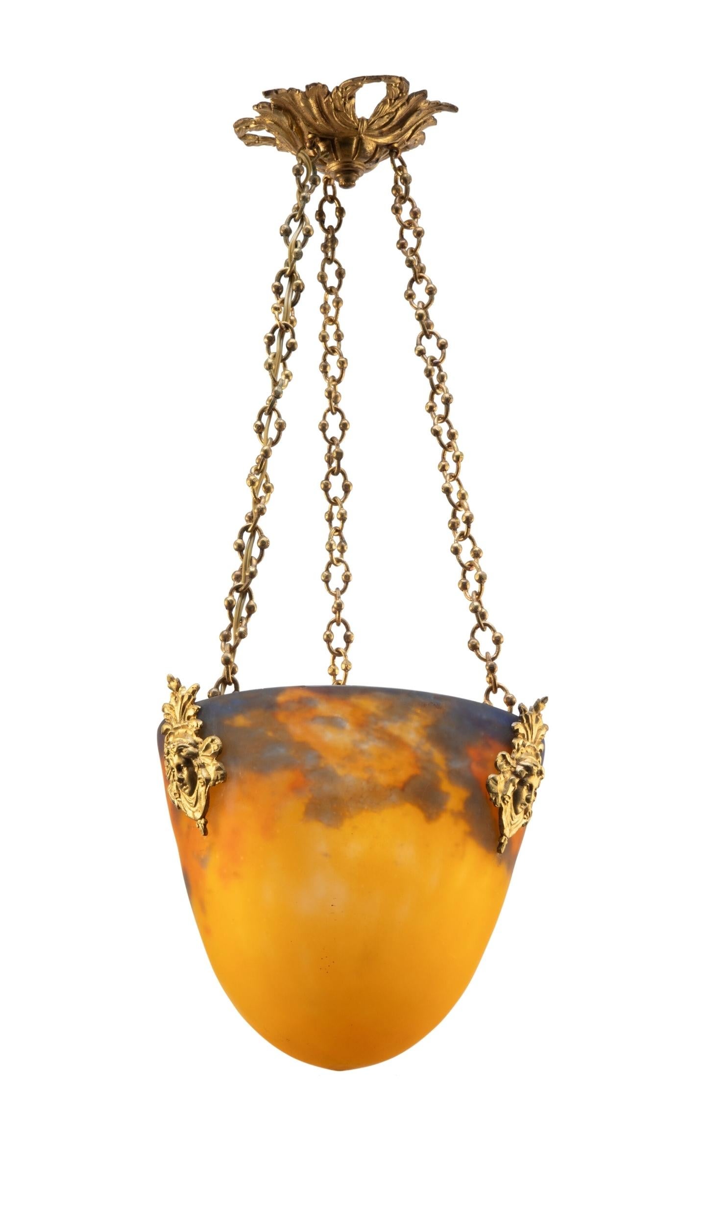 Lampada a sospensione in vetro screziato e metallo dorato di Muller Frères, circa 1920.

Firmato; segni sul paralume: 