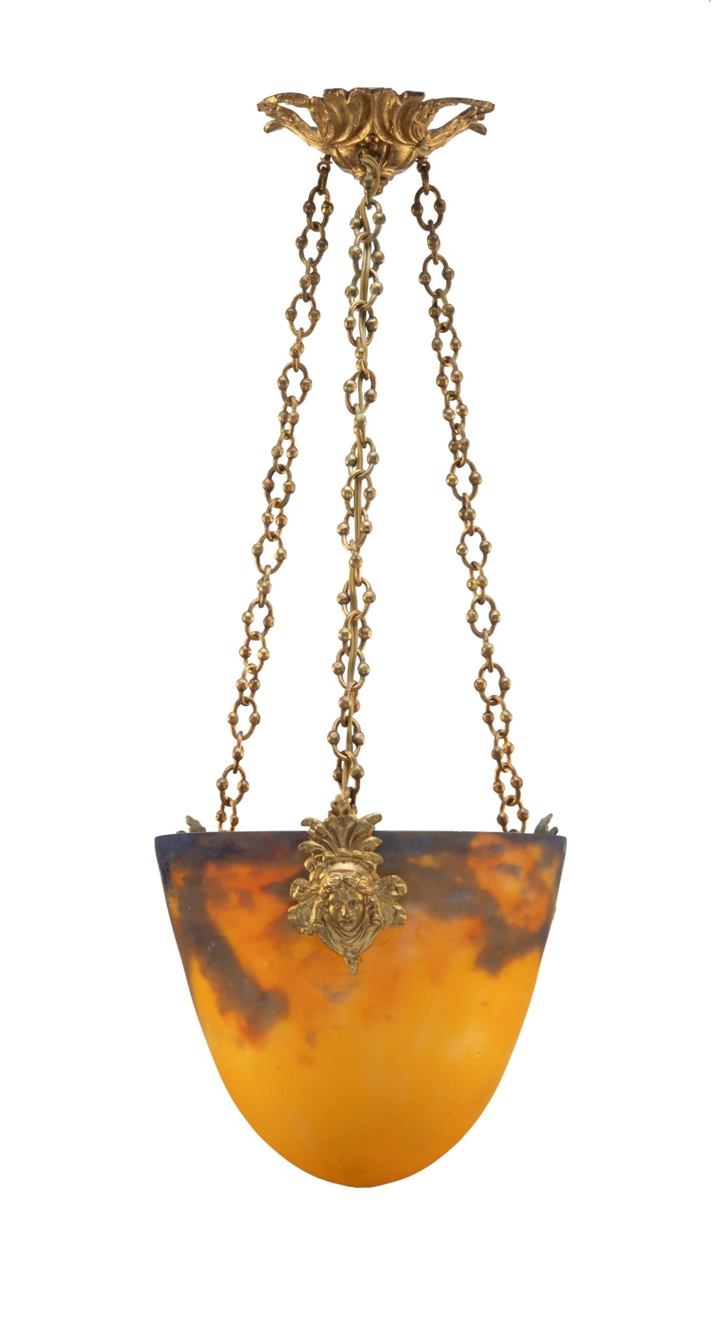 Art Déco Muller Frères Lampada a sospensione in vetro screziato e bronzo dorato Art Deco in vendita