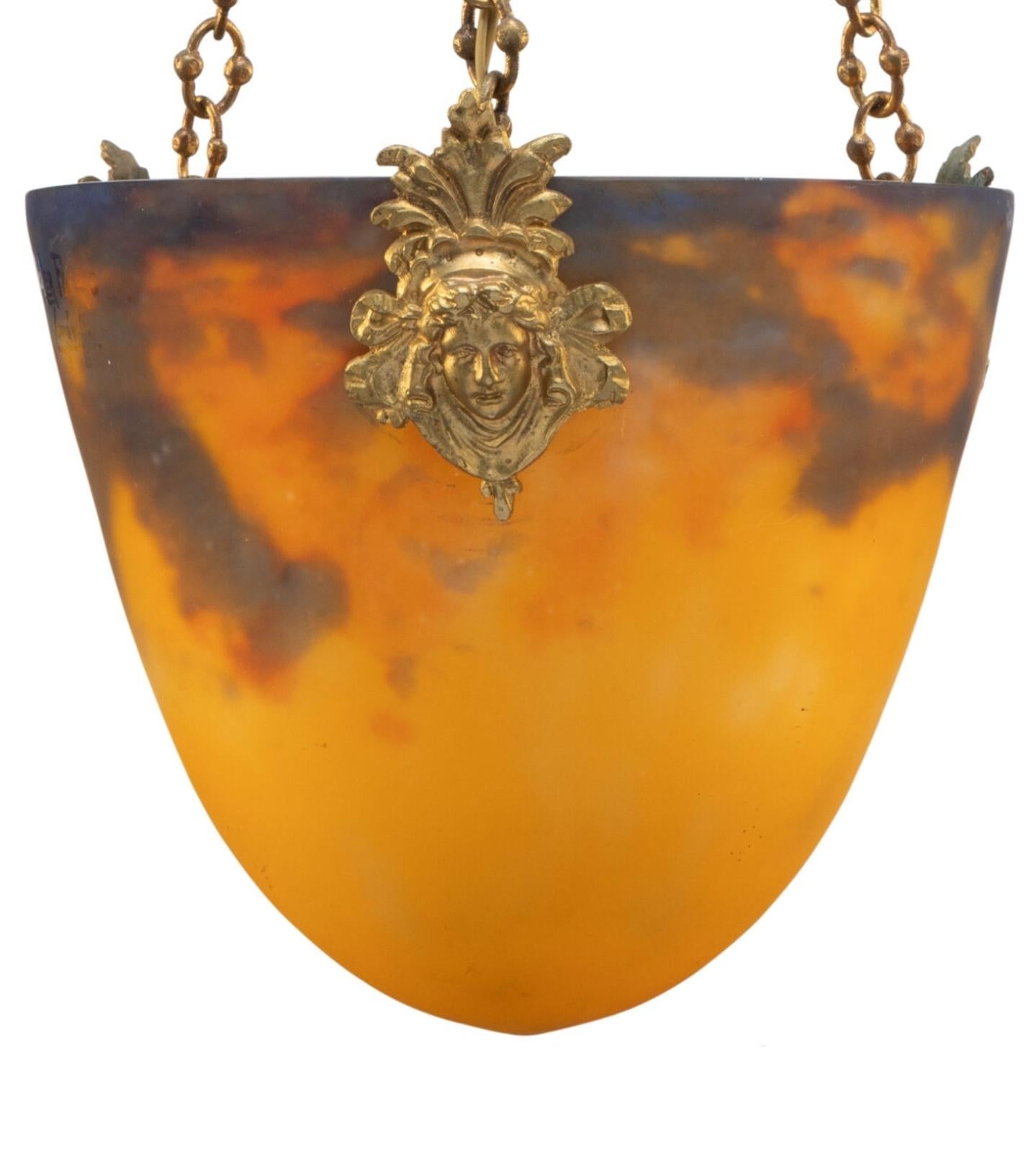 Dorato Muller Frères Lampada a sospensione in vetro screziato e bronzo dorato Art Deco in vendita