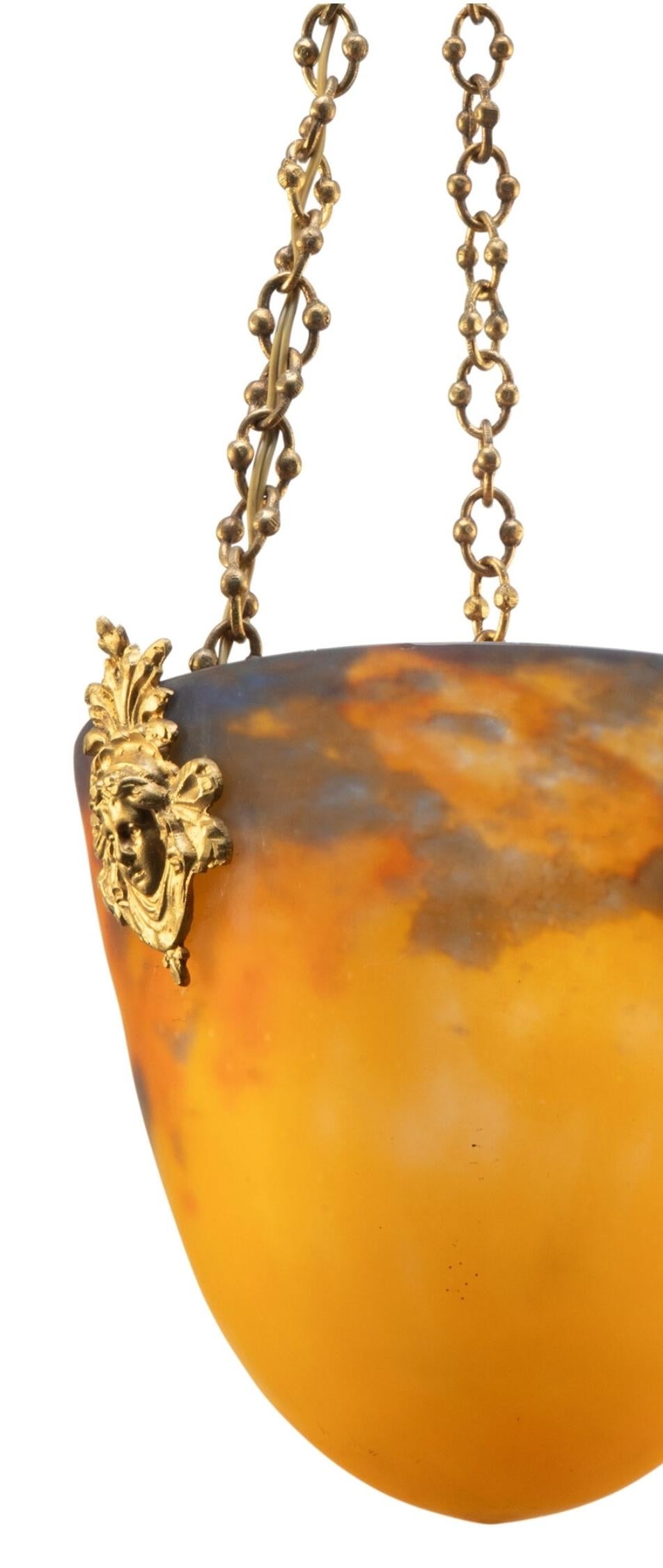 Muller Frères Lampada a sospensione in vetro screziato e bronzo dorato Art Deco In condizioni buone in vendita a Forney, TX