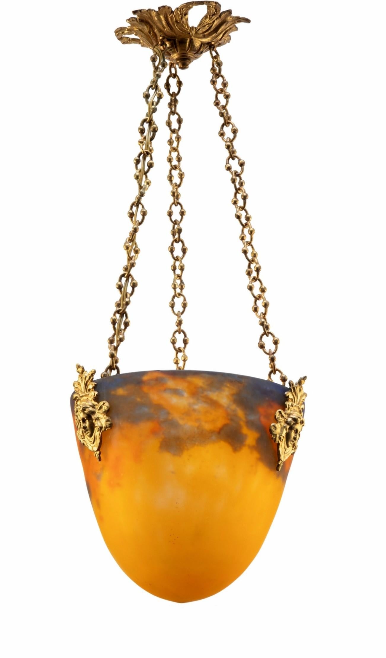 Metallo Muller Frères Lampada a sospensione in vetro screziato e bronzo dorato Art Deco in vendita