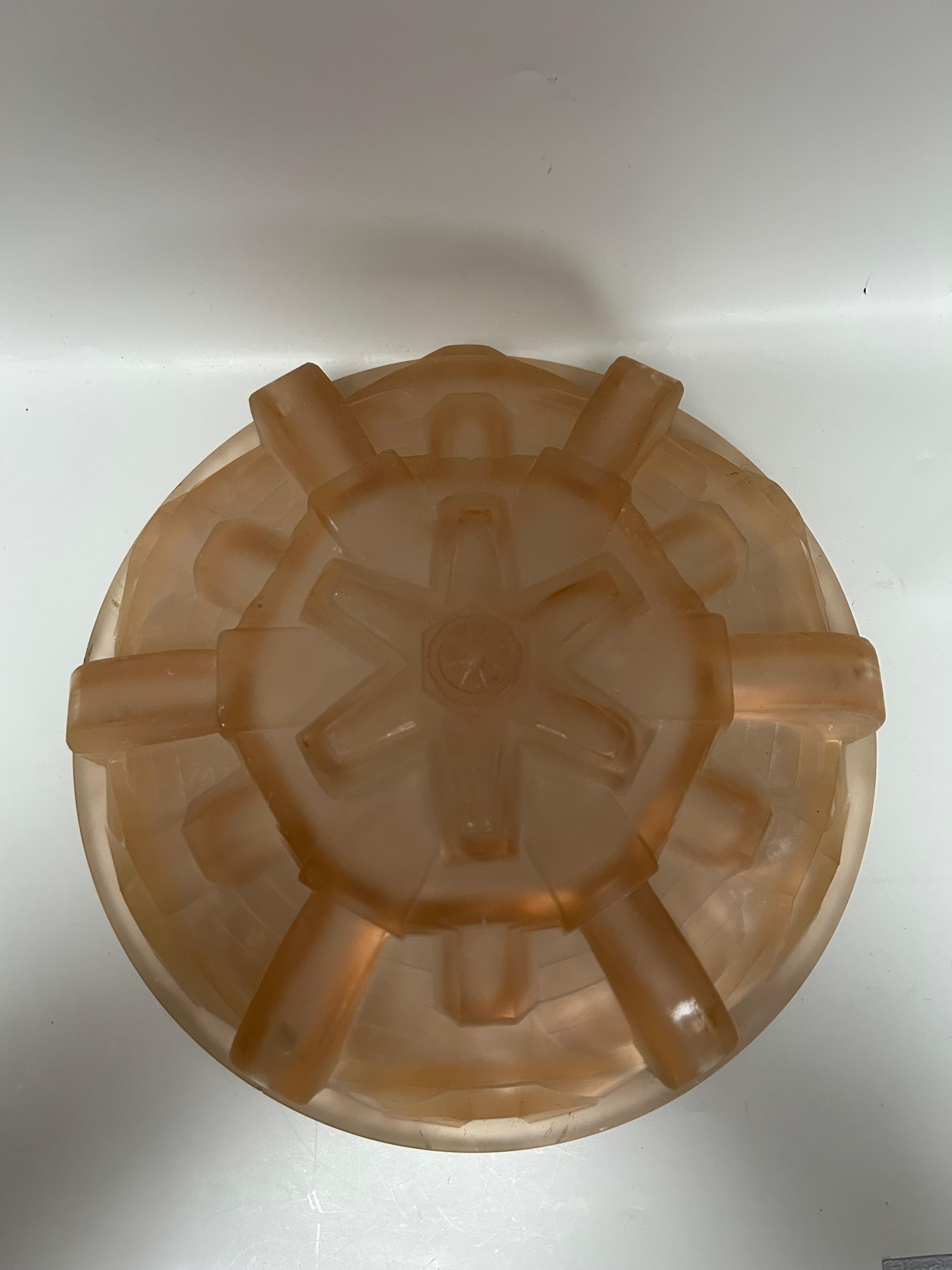 Lámpara colgante Art Déco Muller Frères, hacia 1930.
Vidrio moldeado prensado ligeramente tintado con un diseño geométrico.

Firmado Muller Frères.
Con cable, toma E14.
7 luces, pequeñas bombillas de rosca.
En perfecto estado.

Altura: 43