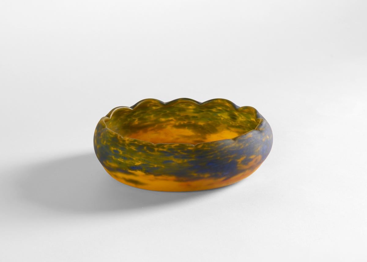 Elegante cuenco con borde festoneado, su vidrio moldeado marrón y dorado parece casi un caparazón de tortuga. Con sello: Muller Frères, Luneville.