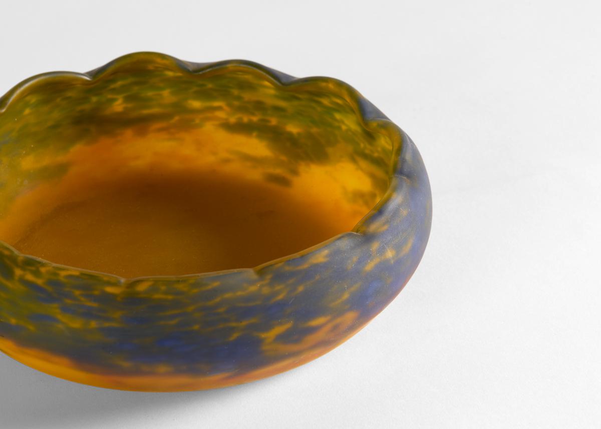 Muller Frères, Cuenco redondo festoneado Art Decó, vidrio camafeo, Francia, hacia 1925 Francés en venta