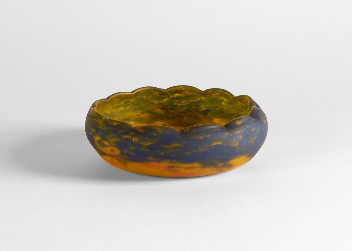 Muller Frères, Cuenco redondo festoneado Art Decó, vidrio camafeo, Francia, hacia 1925 en Bueno estado para la venta en New York, NY