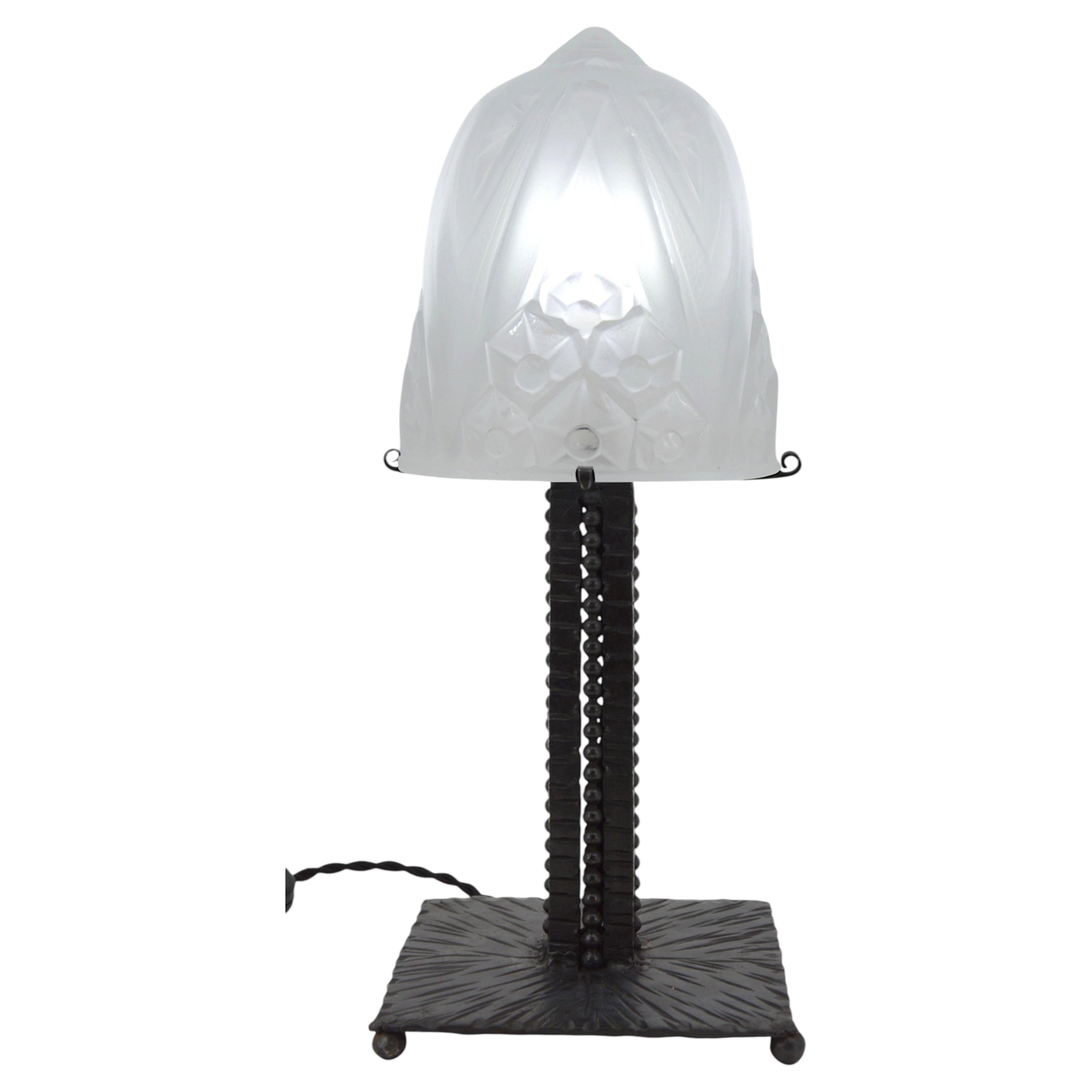 Lámpara de mesa Art Déco de Muller Frères, cristal esmerilado y hierro, Francia, década de 1920 en venta