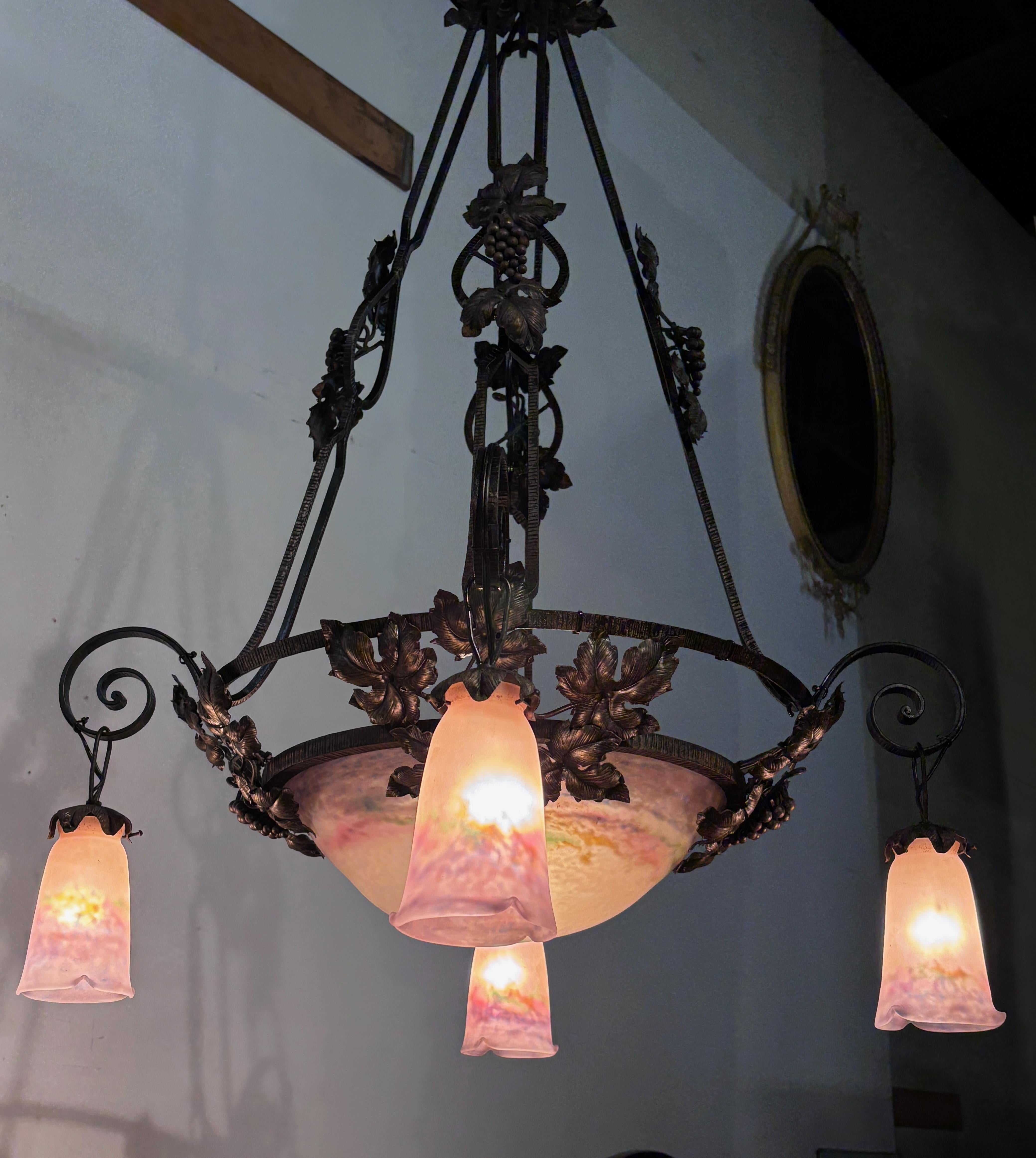 Art Déco Lampadario in ferro battuto e vetro artistico Muller Frères Art Deco, Francia 1920 in vendita