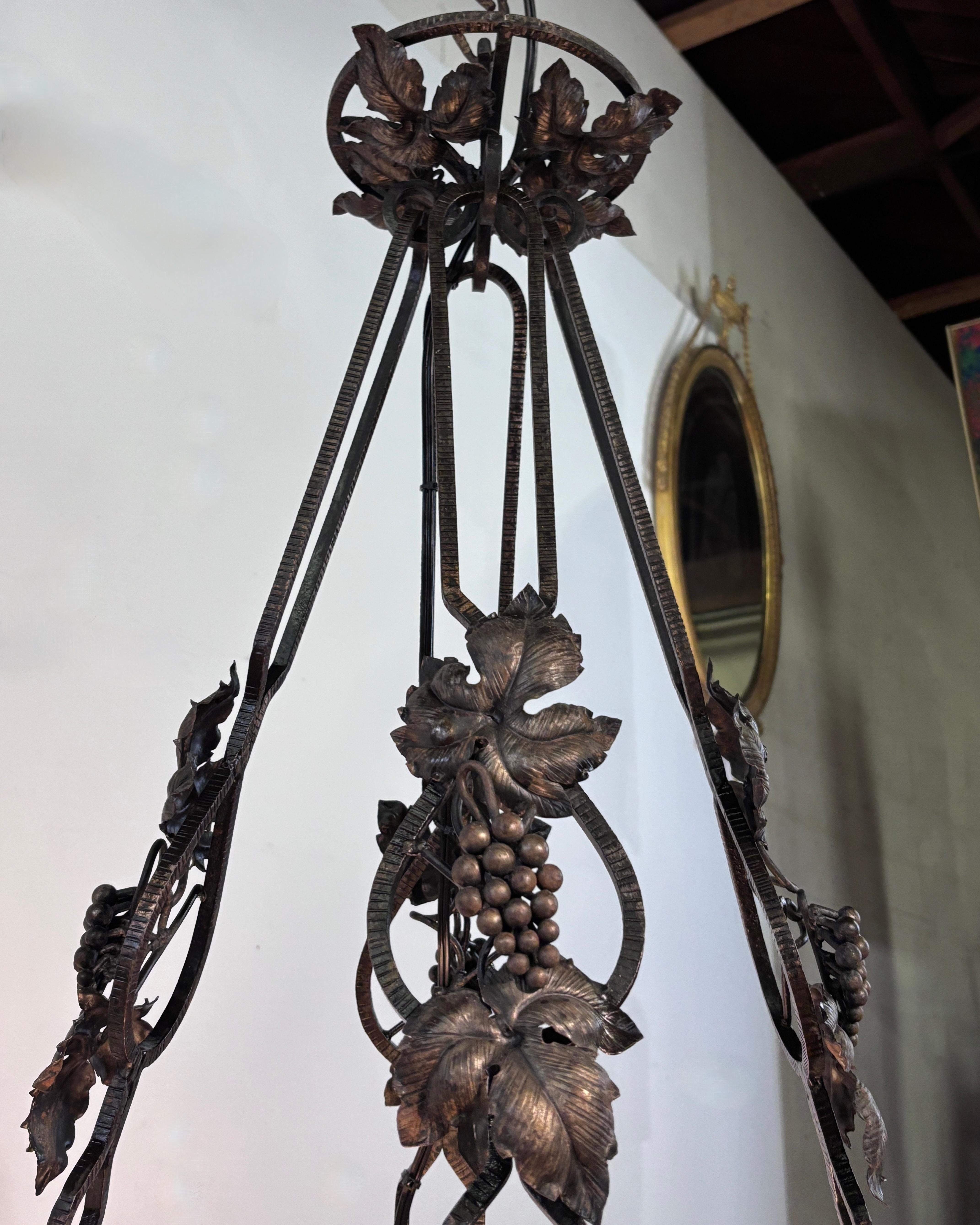 Francese Lampadario in ferro battuto e vetro artistico Muller Frères Art Deco, Francia 1920 in vendita