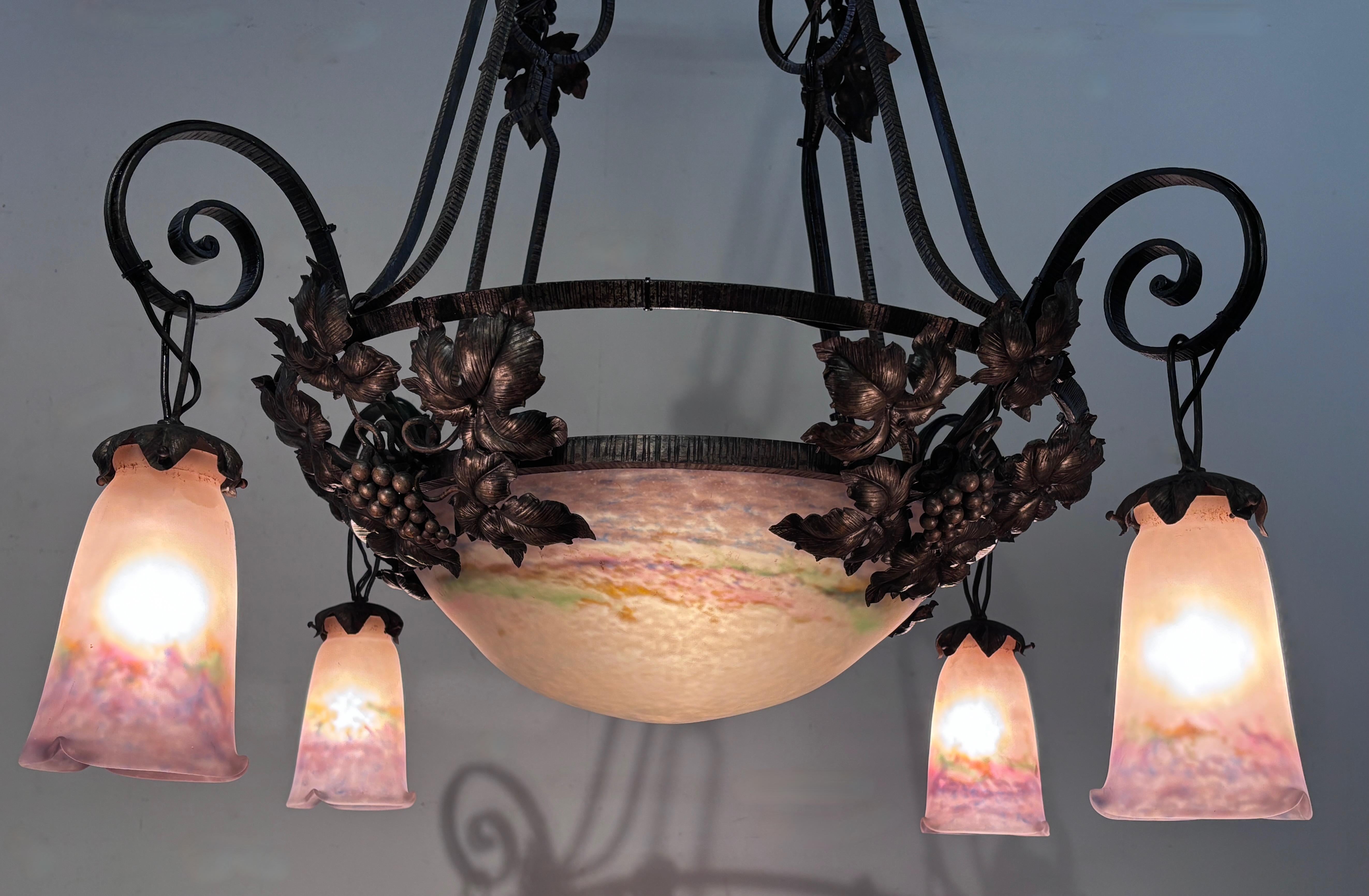 Fatto a mano Lampadario in ferro battuto e vetro artistico Muller Frères Art Deco, Francia 1920 in vendita